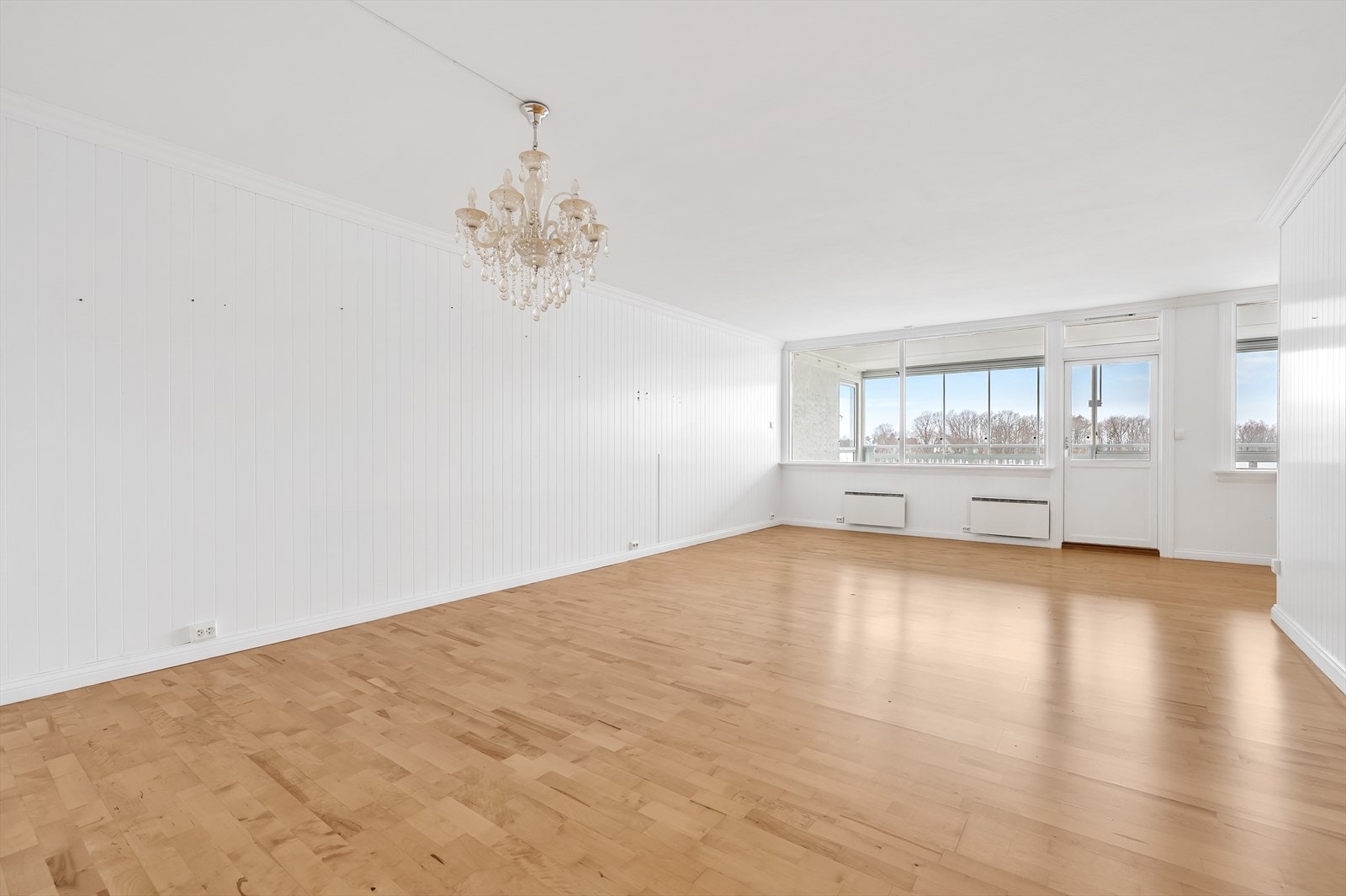 Stor stue med tilgang til innglasset veranda. Galleribilde