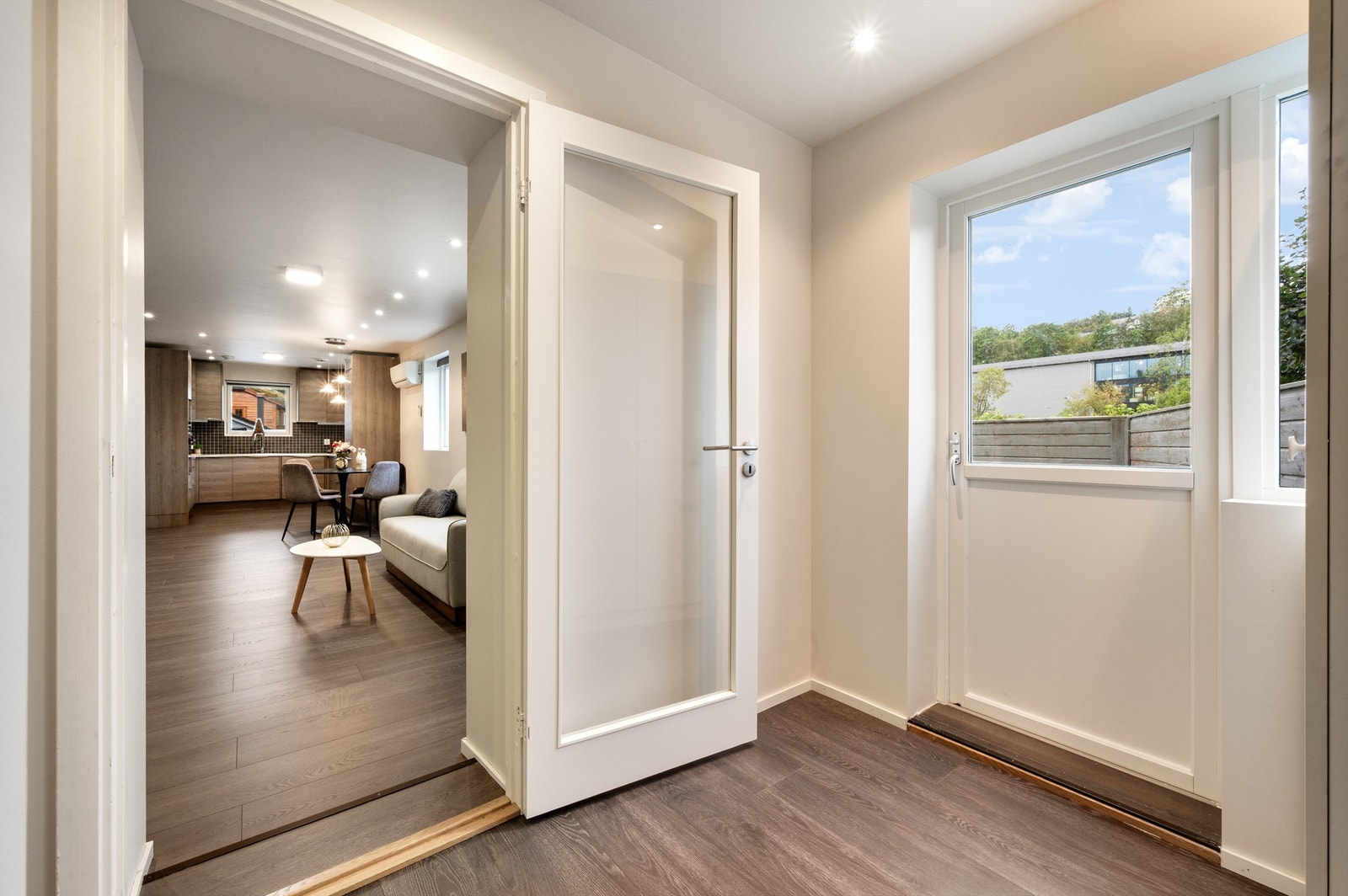 Utgang til uteområde fra gang. Galleribilde