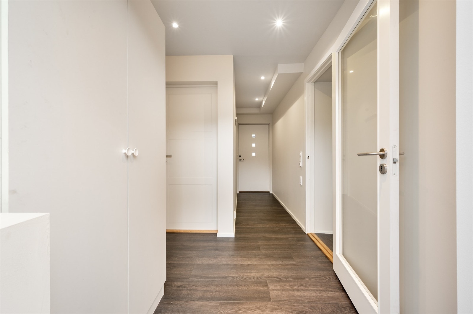 Garderoebskap til oppbevaring av yttertøy. Galleribilde