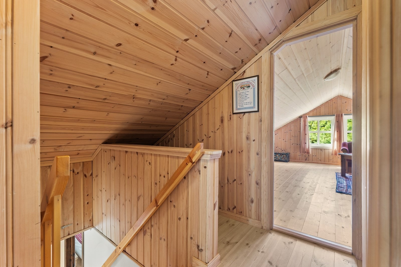 Større repot i 2. etg som leder til loftstuen og 2 soverom Galleribilde