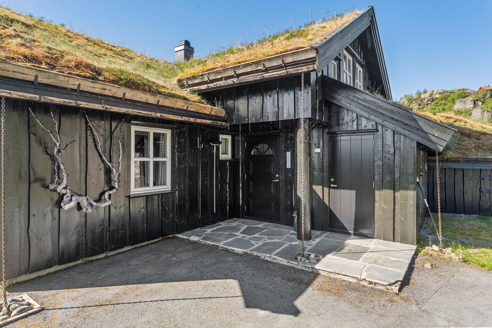 Inngangspartiet med hovedør og praktisk inngang til vaskerommet via vedboden Galleribilde