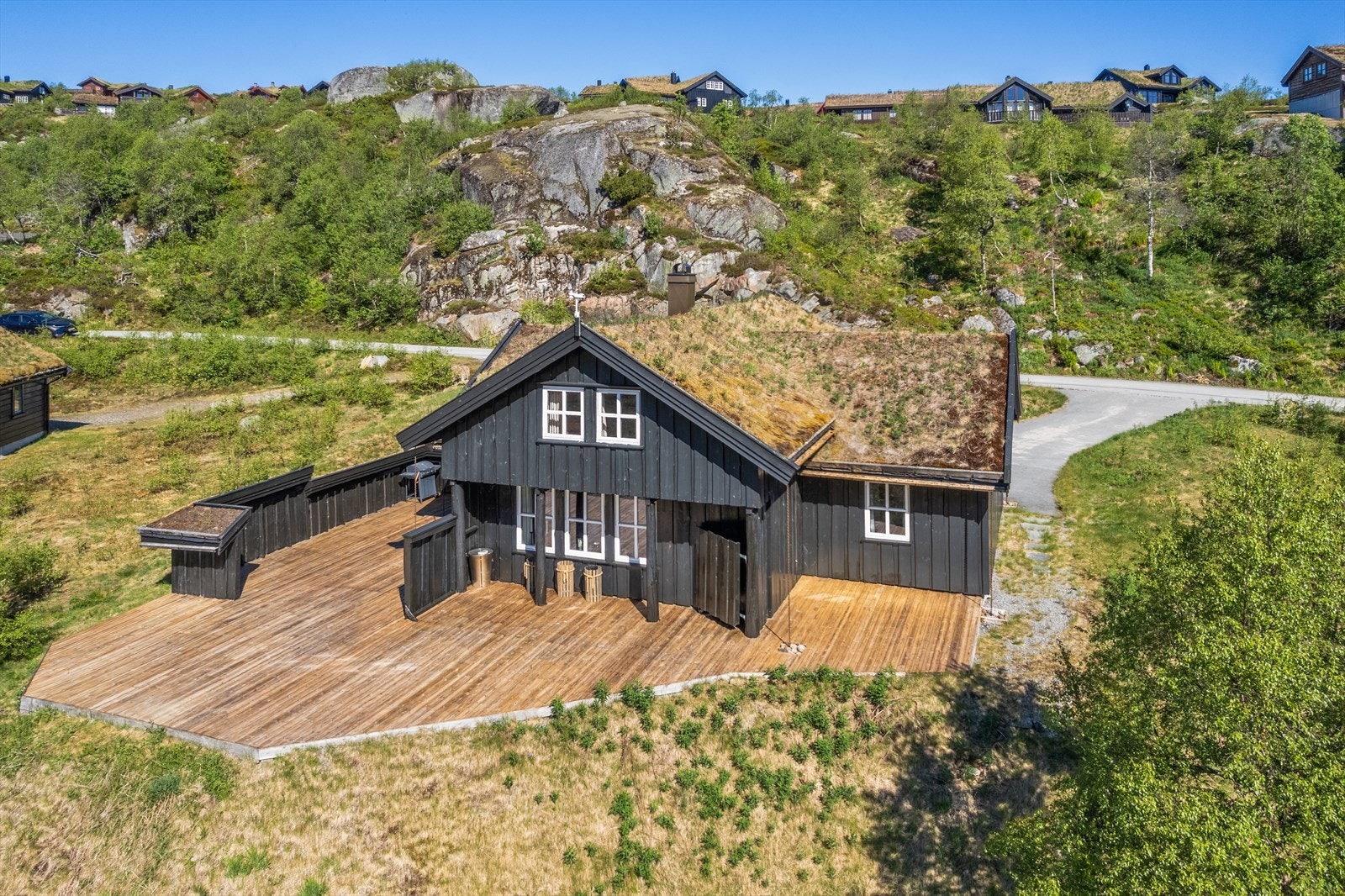 Flotte terrasser på to sider av hytten - fint opparbeidet med flere sitteområder Galleribilde