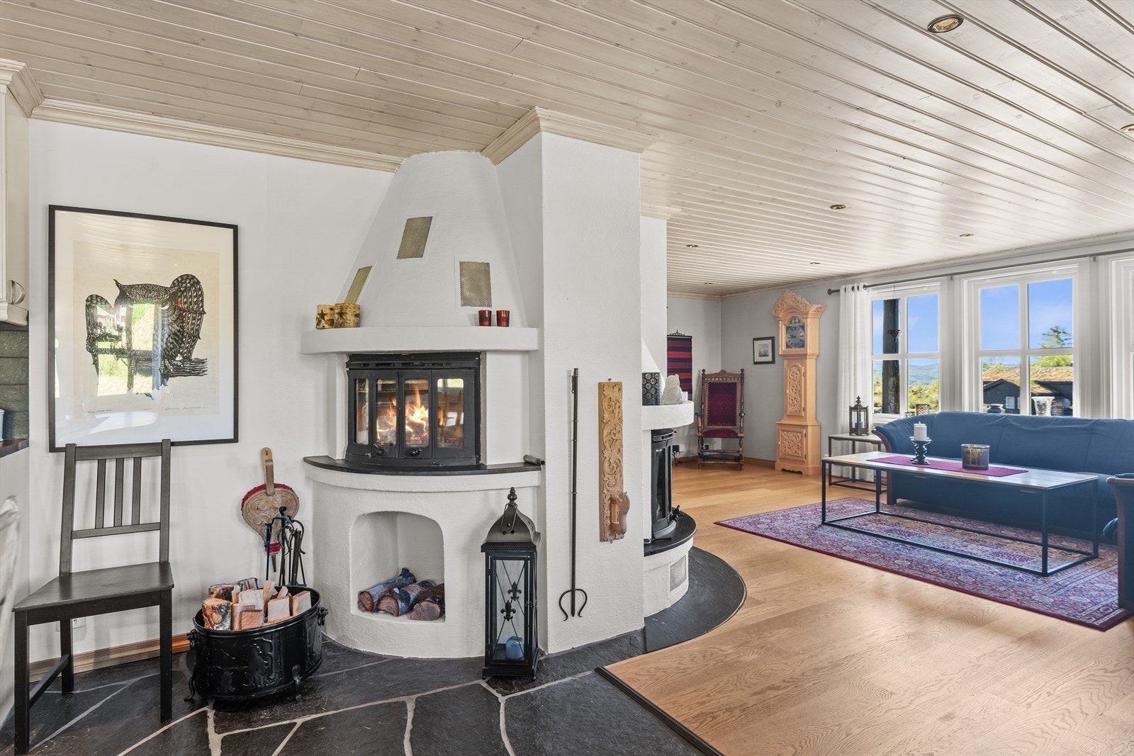 Ildsted med brennkammer i både kjøkken og stue - dette skaper et lunt midtpunkt Galleribilde