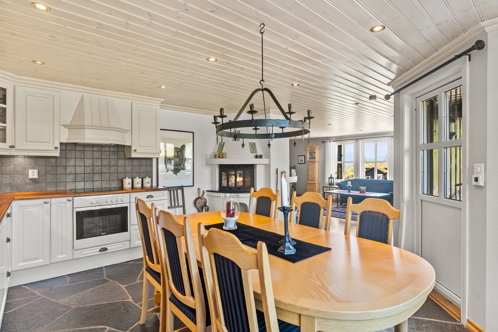 Stuen har også fine, store vindusflater som sikrer lys og utsikt Galleribilde