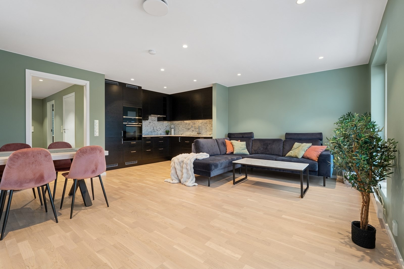 Den åpne løsningen mot kjøkkenet gir en sosial og moderne atmosfære. Galleribilde