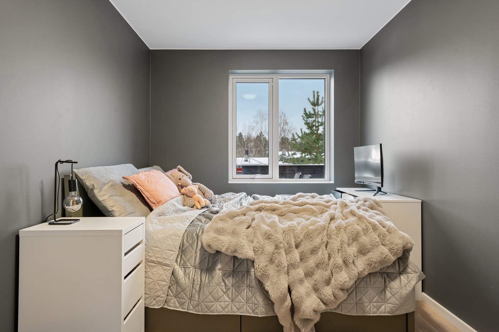 Soverommene har alle parkett på gulvet og malte flater på vegg og himling. Galleribilde