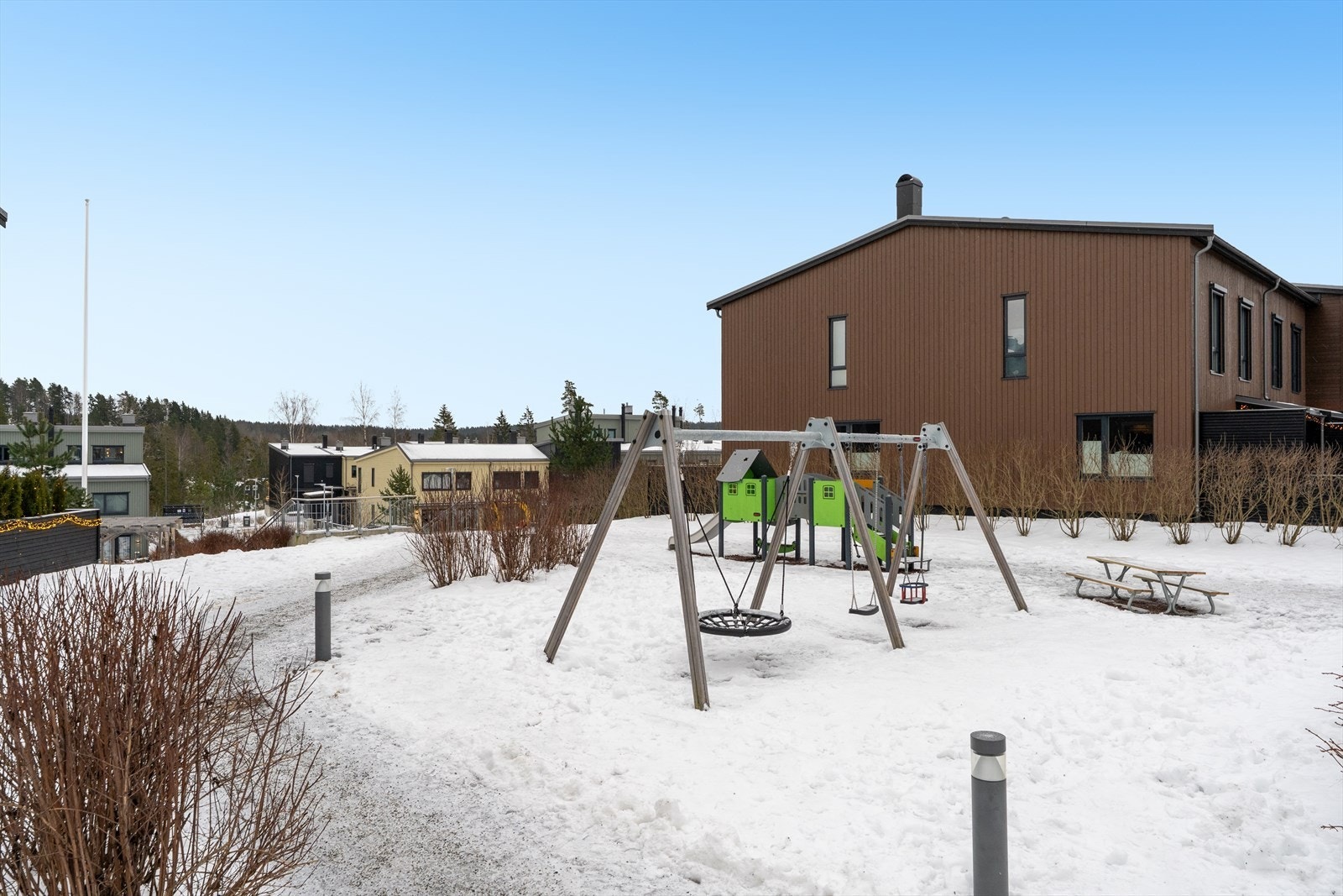 Gangavstand til Sofiemyr idretts- og svømmehall, samt friidrettsanlegg og flere fotballbaner. Galleribilde