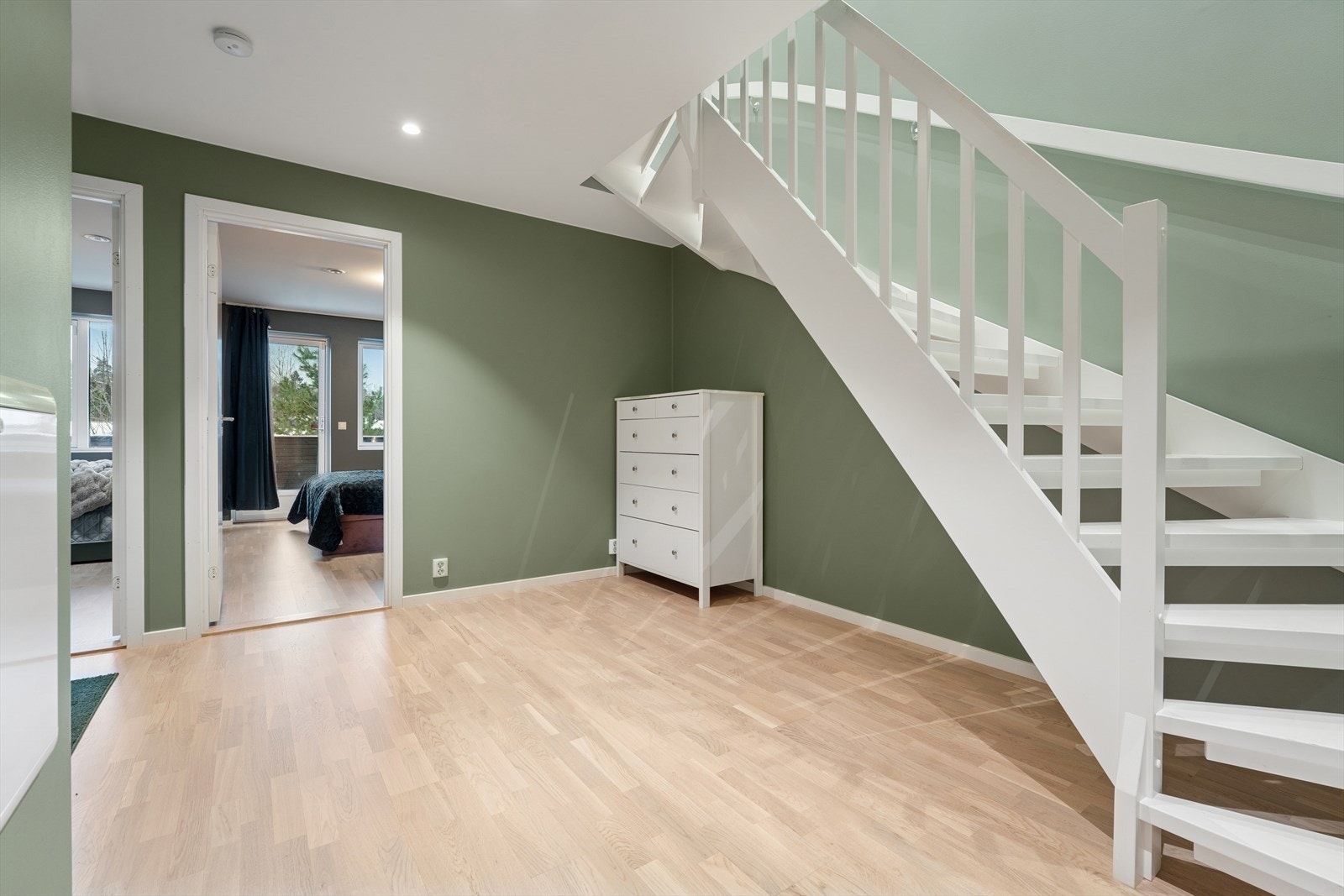 Gangen i underetasjen er romslig. Galleribilde