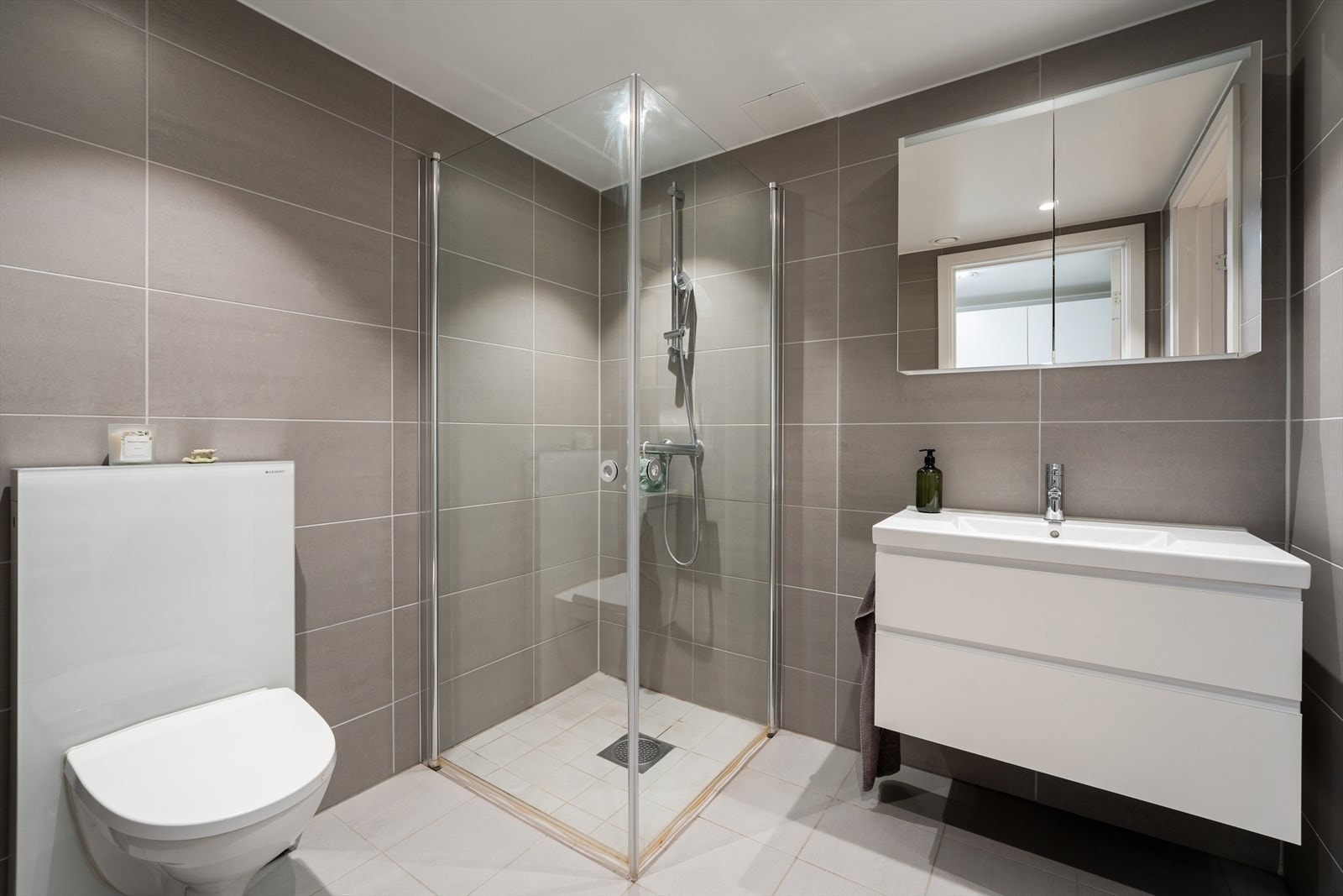 I underetasjen finner man et pent bad som har flislagte gulv med elektriske varmekabler, flislagte vegger og malt himling. Galleribilde