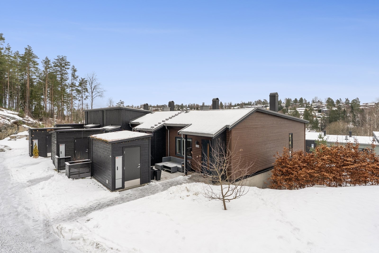 Skogsåsen 32A er et rekkehus beliggende fint til på enden, oppført i 2020. Garasjeplass medfølger. Galleribilde