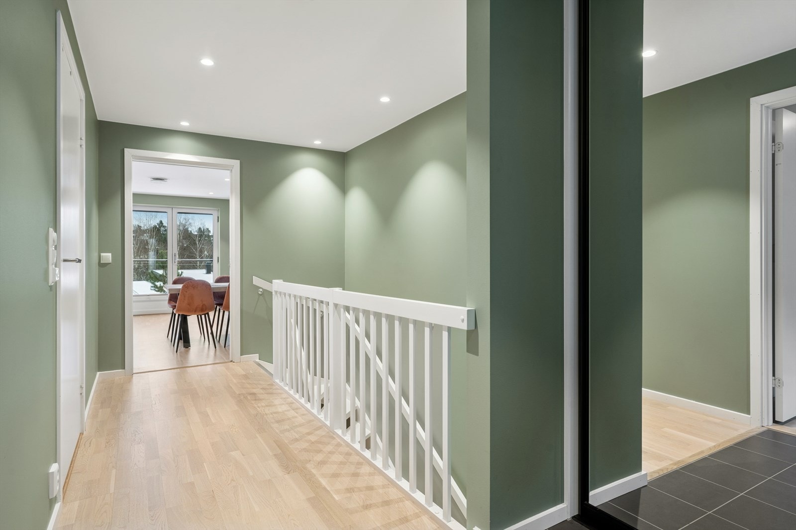 Rekkehuset strekker seg over to plan. Galleribilde