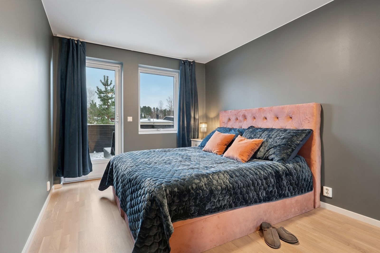 Det ene rommet i underetasjen har utgang til stor inngjerdet terrasse. Galleribilde