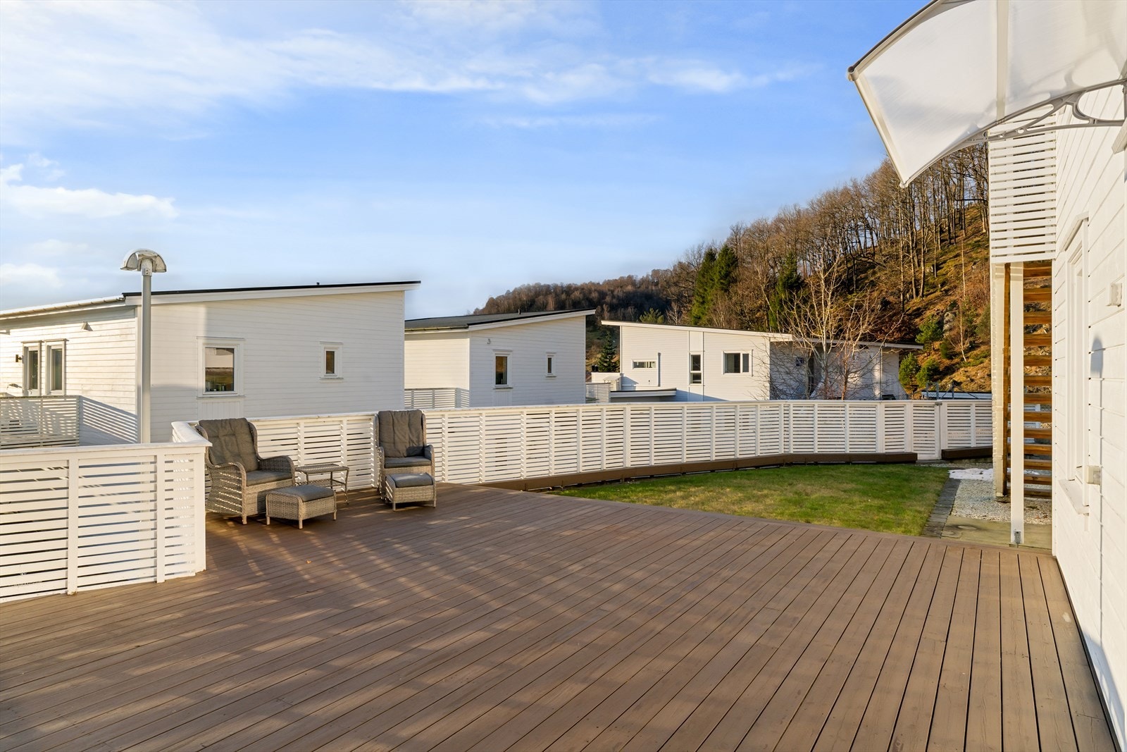 Flott terrasse på bakkeplan med tilgang til en liten hage. Egen port som leder direkte ut til lekeplass gjør det lettvint for barnefamilier. Galleribilde