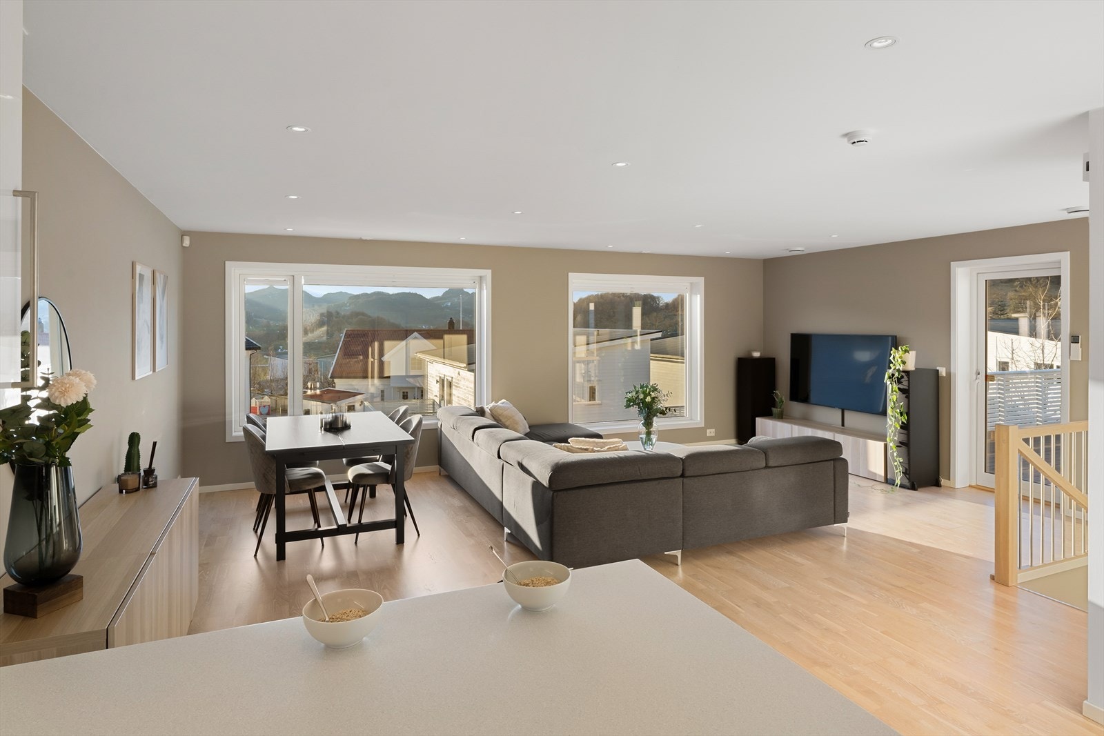 Store vindusflater slipper inn rikelig med naturlig lys. Galleribilde