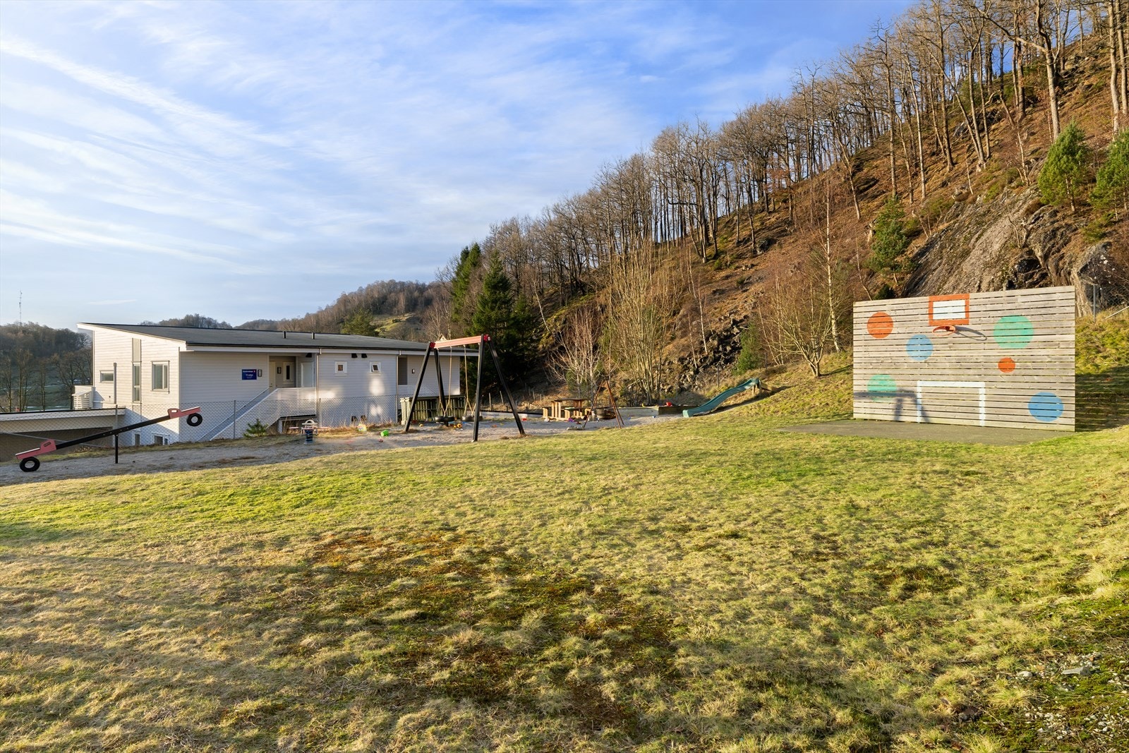 Lekeplassen like ved. Galleribilde