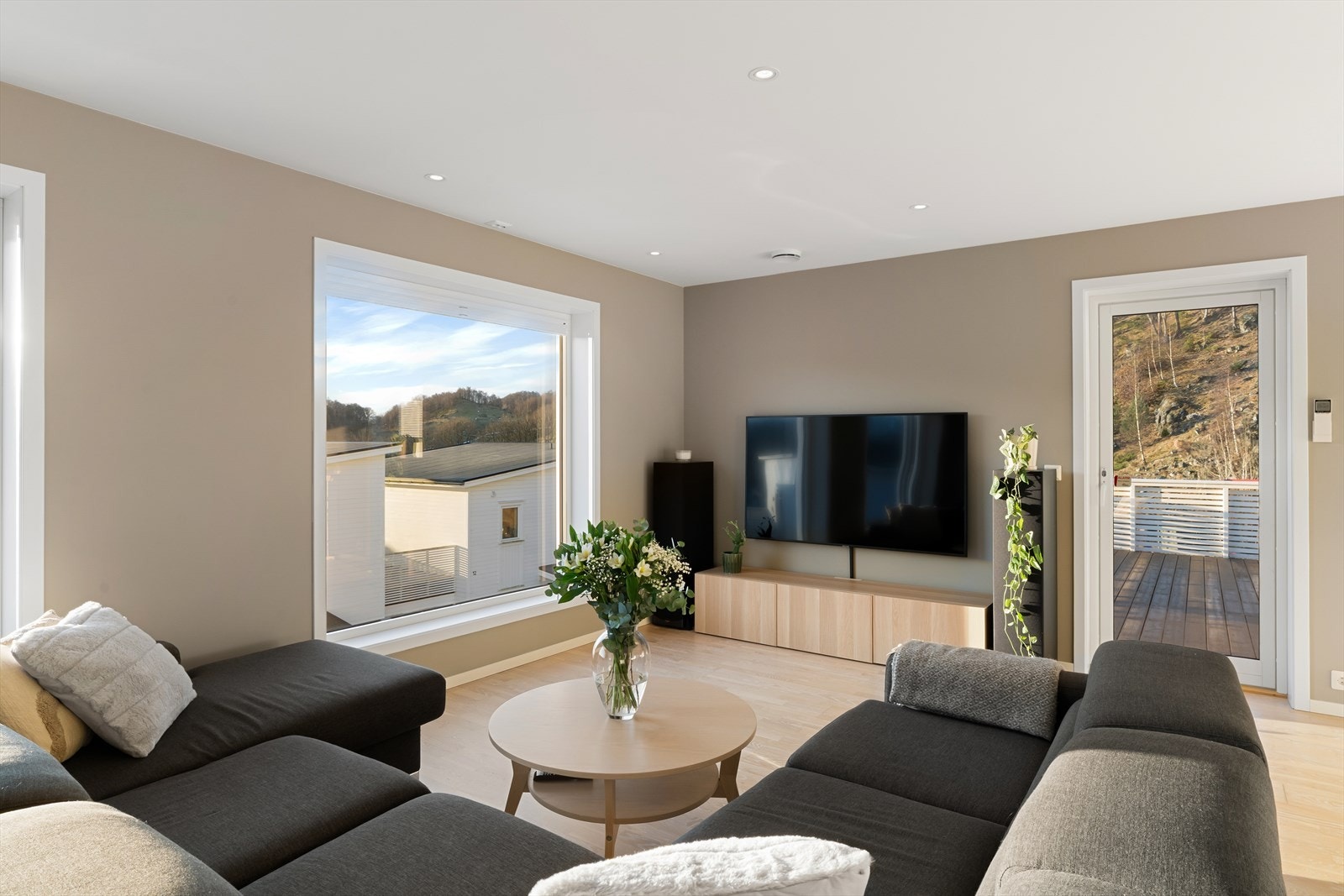 Fra stuen er det utgang til en altan som gir en skjermet plass for avslapning. Galleribilde