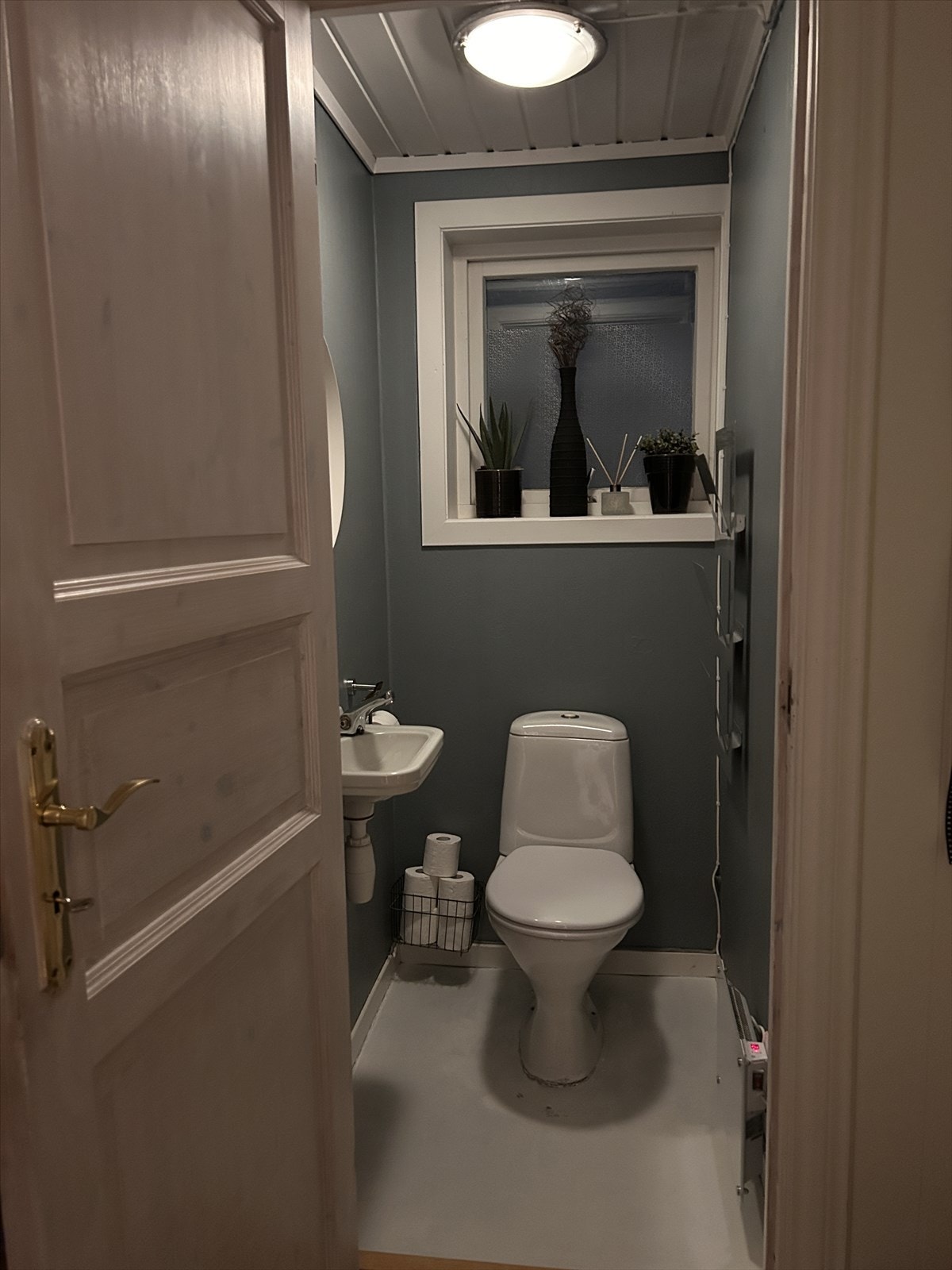 WC befinner seg på eget toalettrom Galleribilde