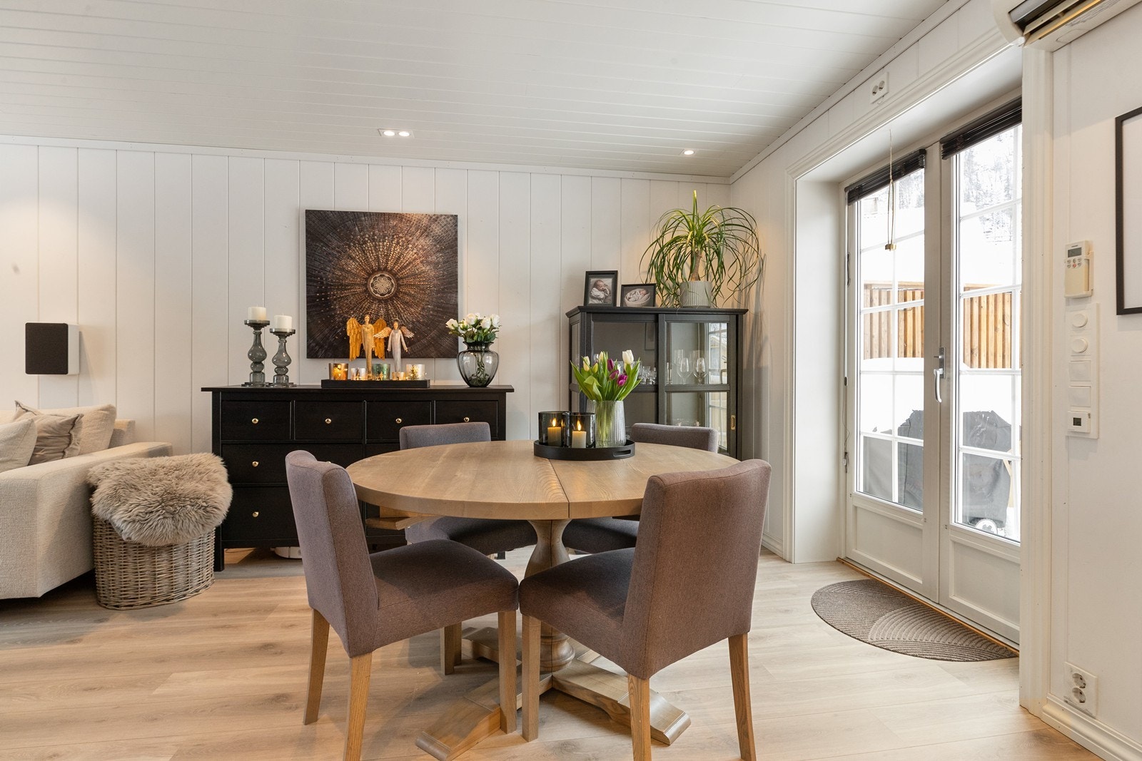 Fra stuen er det egen utgang til verandaen Galleribilde