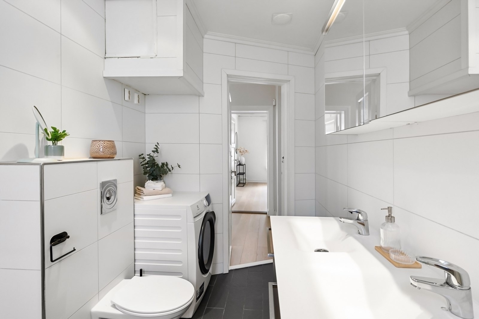 Det er opplegg for vaskemaskin og tørketrommel søyle. Galleribilde