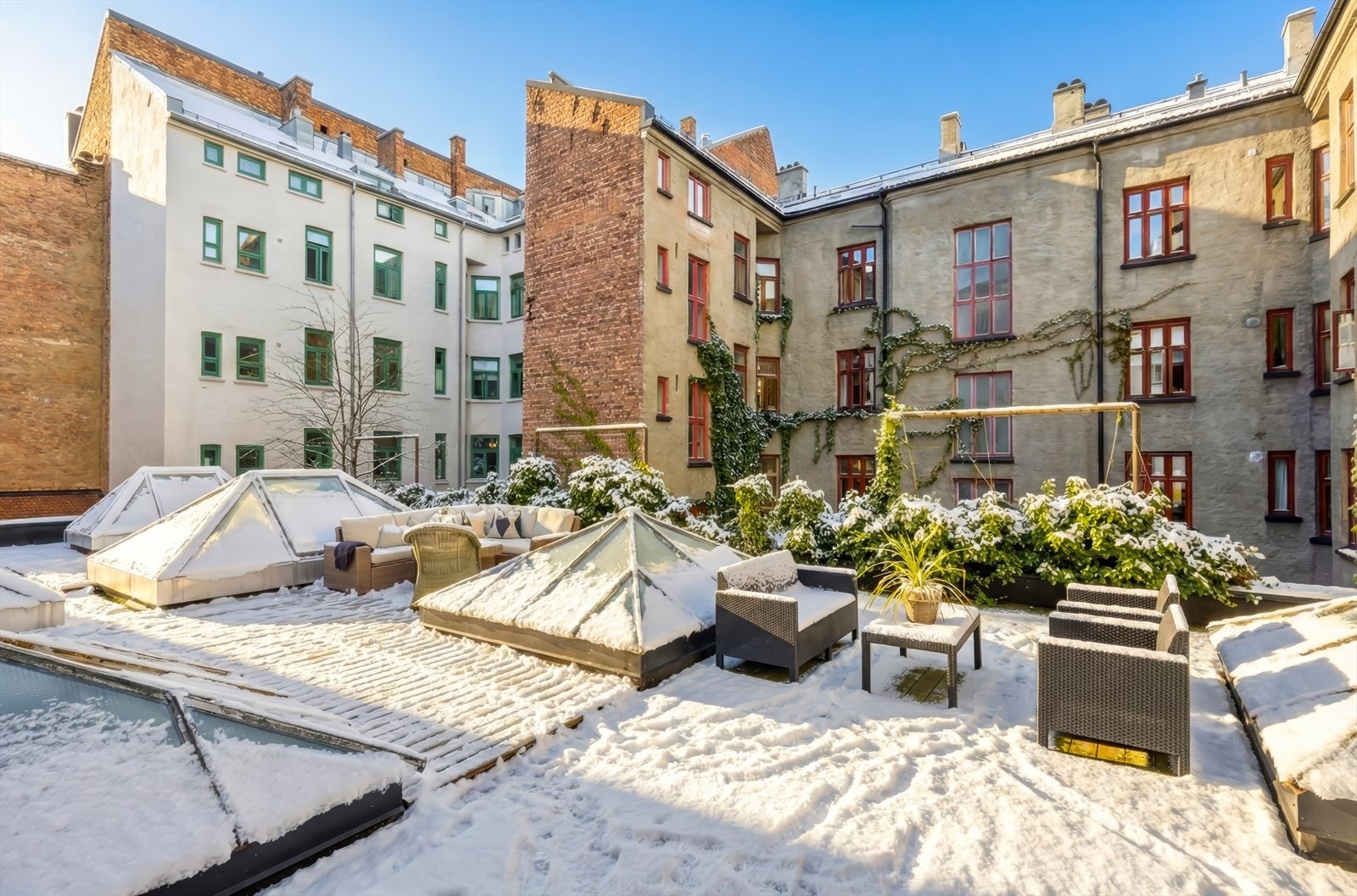 Trivelig og skjermet bakgård, et rolig fristed midt i byen, kun 2. etasjer ned fra leiligheten, via baktrappen. Galleribilde