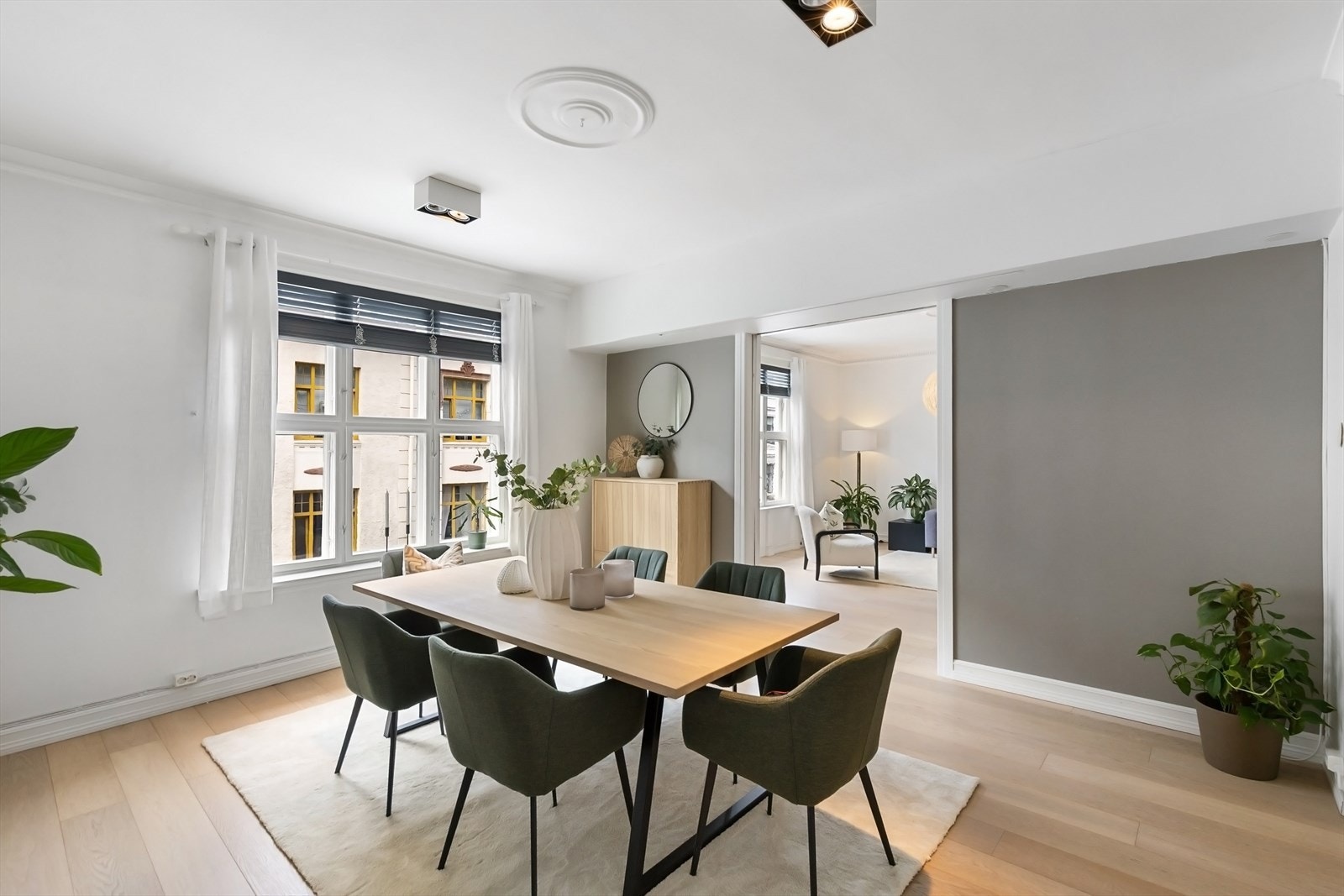 Spisestue med plass til stort spisebord. Perfekt for sosiale sammenkomster. Galleribilde