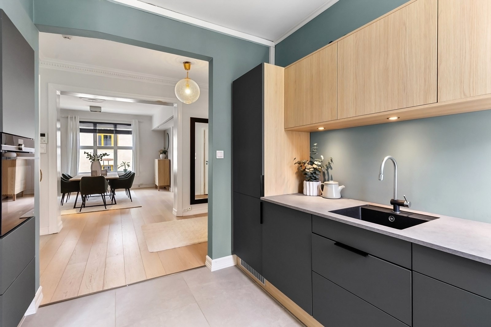 Moderne Designa-kjøkken fra 2021 med glatte matte fronter. Galleribilde