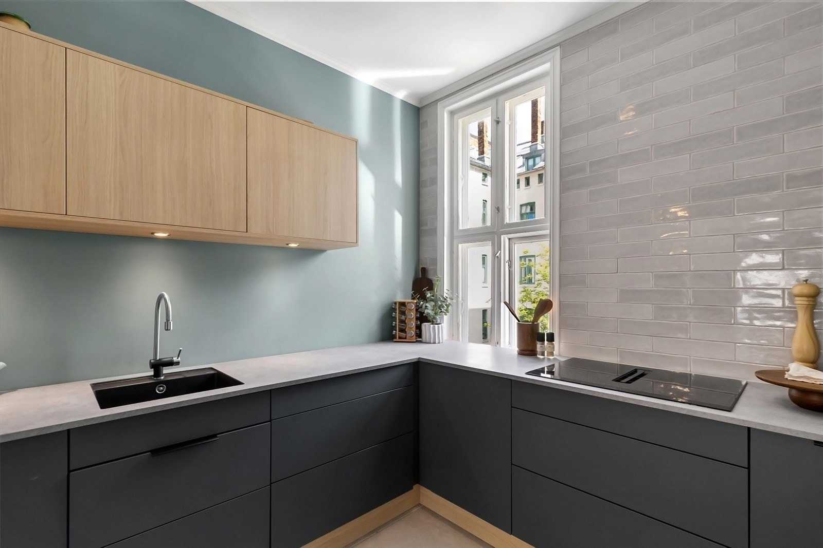 Kjøkkenet er godt utstyrt med integrerte hvitevarer fra Siemens som stekeovn, oppvaskmaskin, platetopp med kullfilterventilator og kjøl/frys. Galleribilde