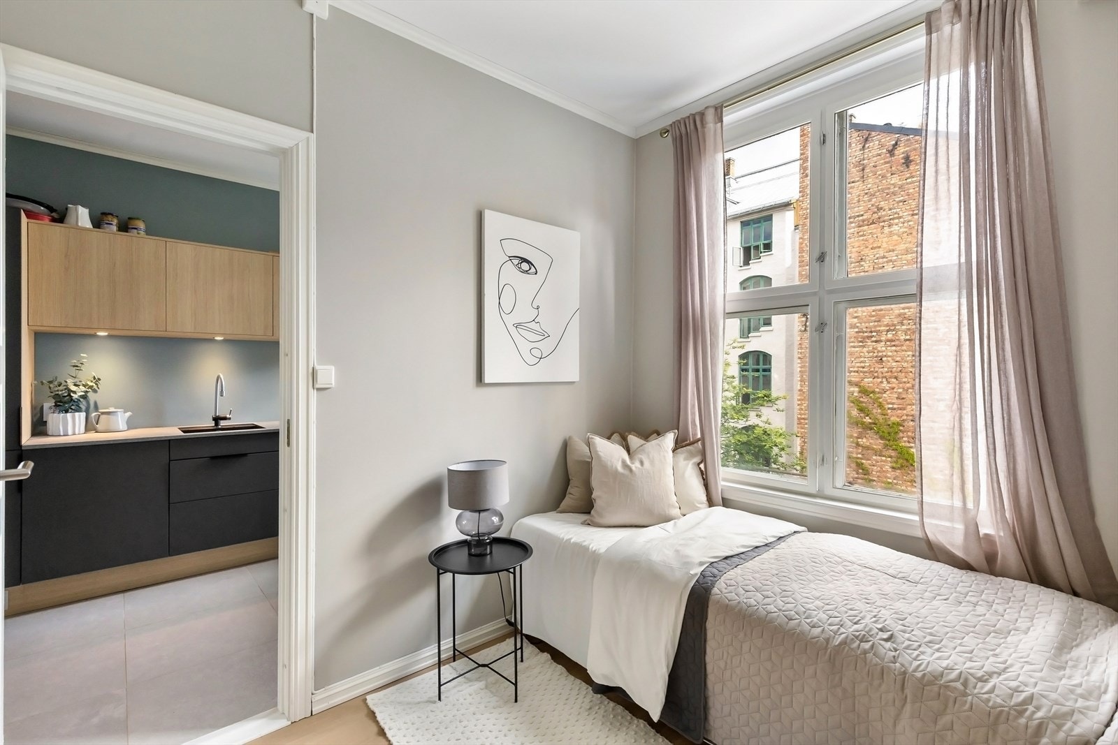 Soverom 2 med garderobeskap og god plass til seng. Galleribilde