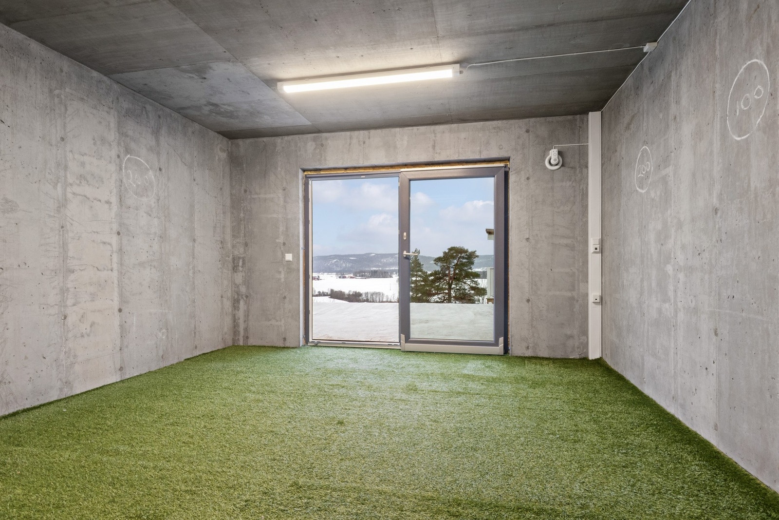 Fra treningsrommet er det skyvedører ut til stor terrasseplatting. Galleribilde