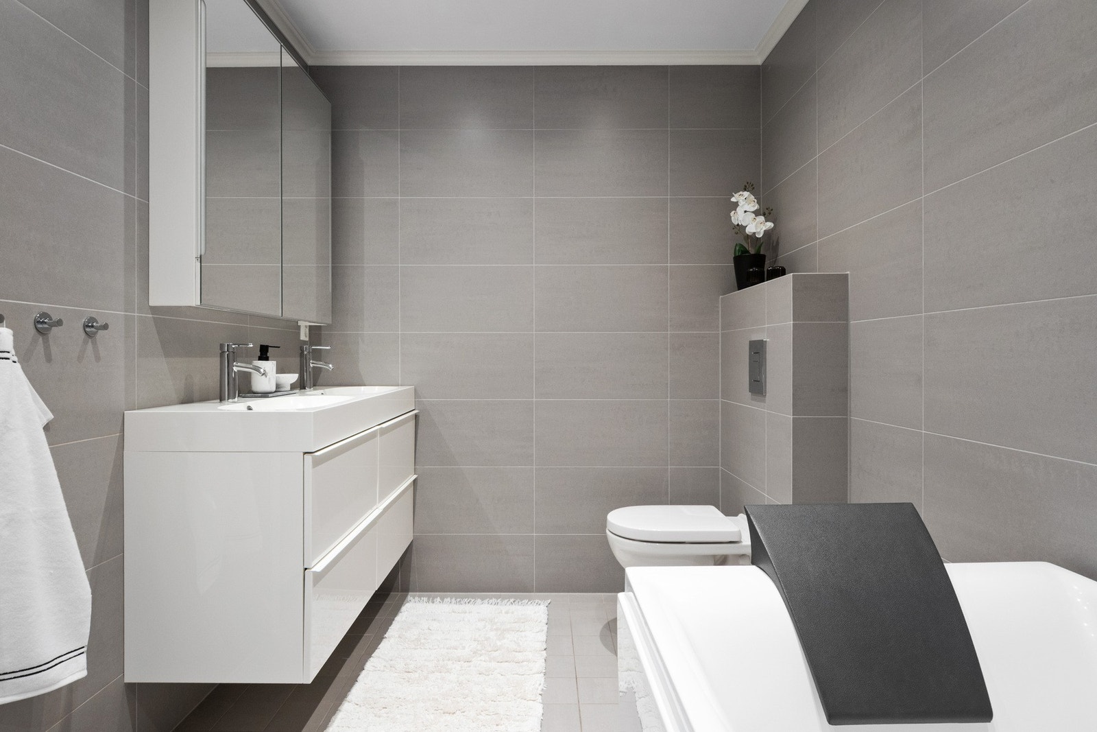 Badet i underetasjen fra 2015 med flislagte overflater og elektriske varmekabler i gulv. Galleribilde