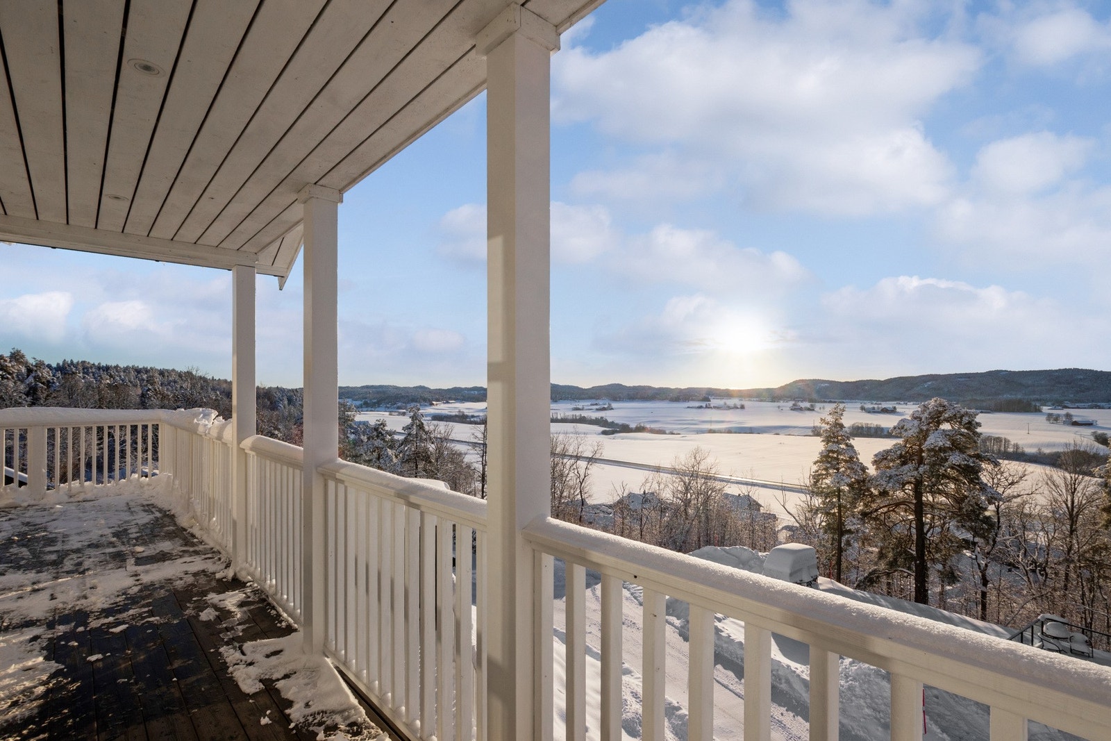 Eiendommen har flere uteplasser med både balkong og terrasse. Galleribilde