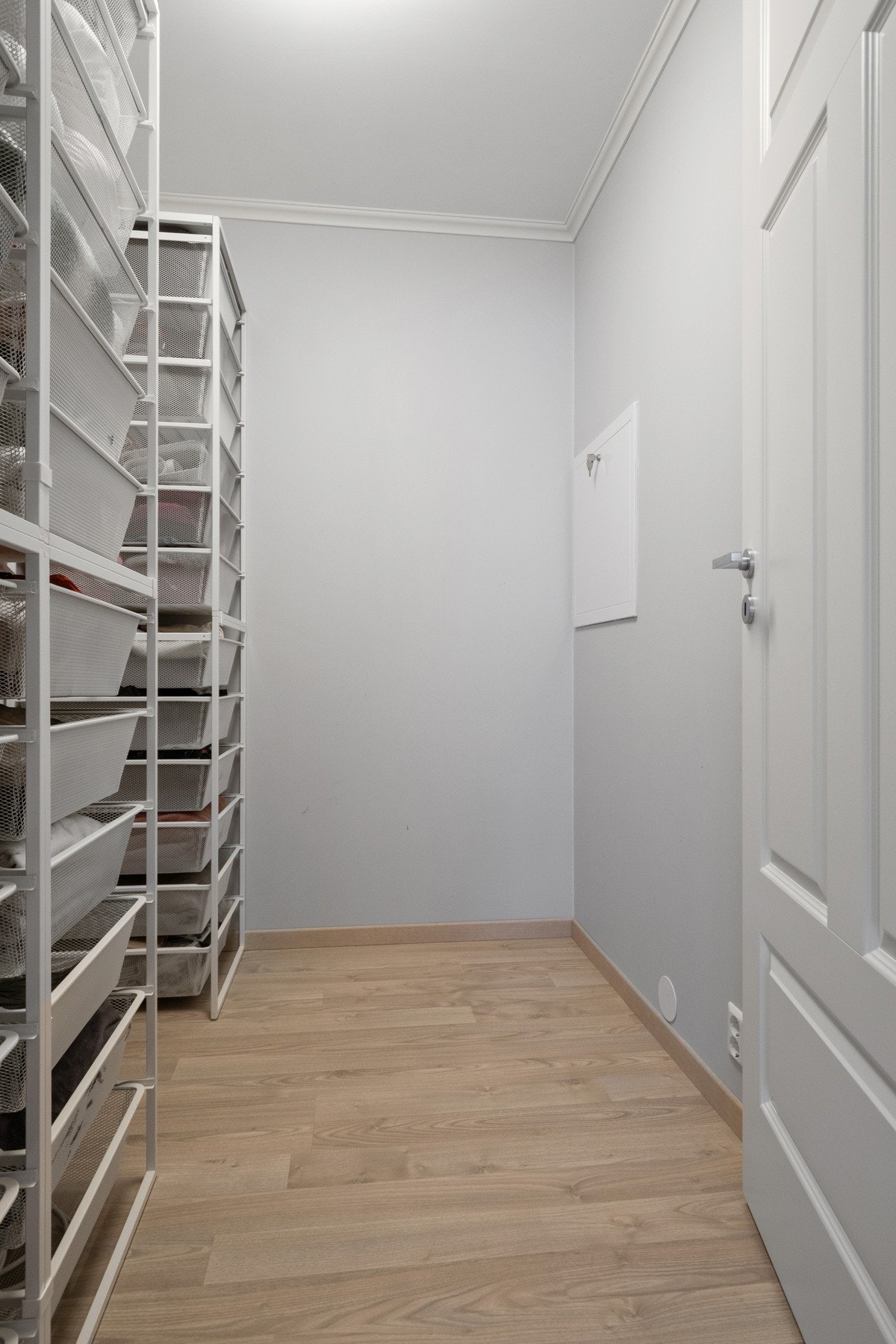 Walk-in/innvendig bod med mye oppbevaringsplass. Galleribilde