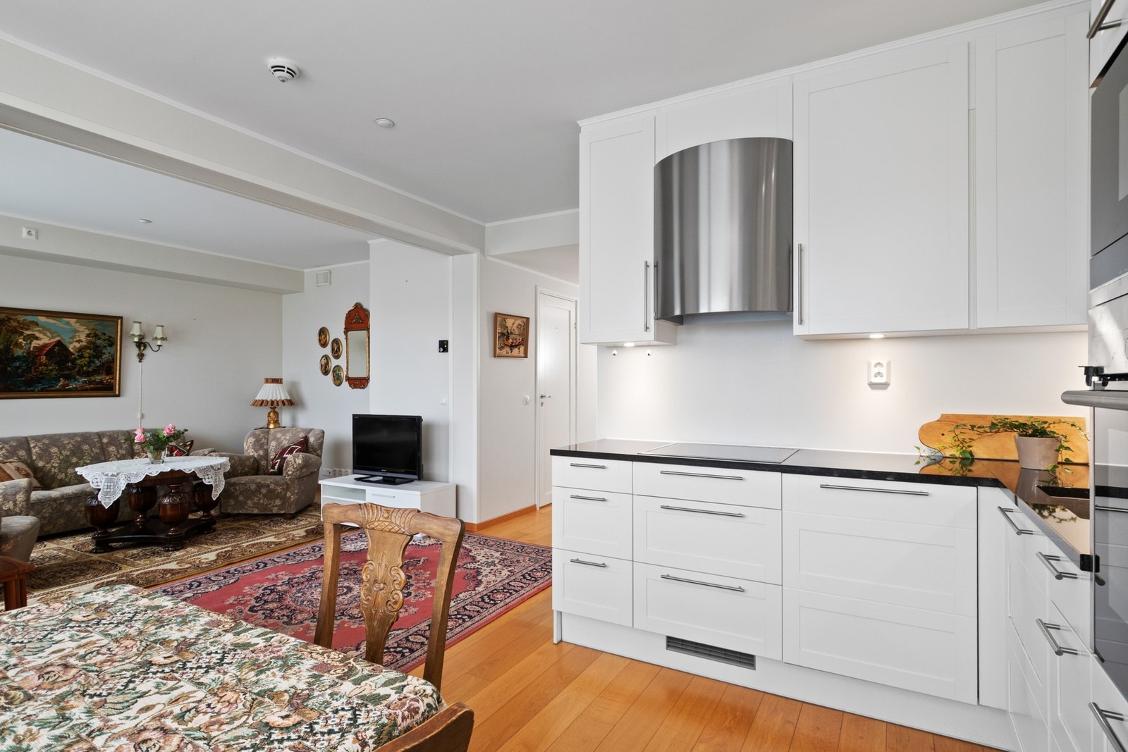 Gulvene er belagt med parkett, og vegger og himlinger har malte plater. Galleribilde