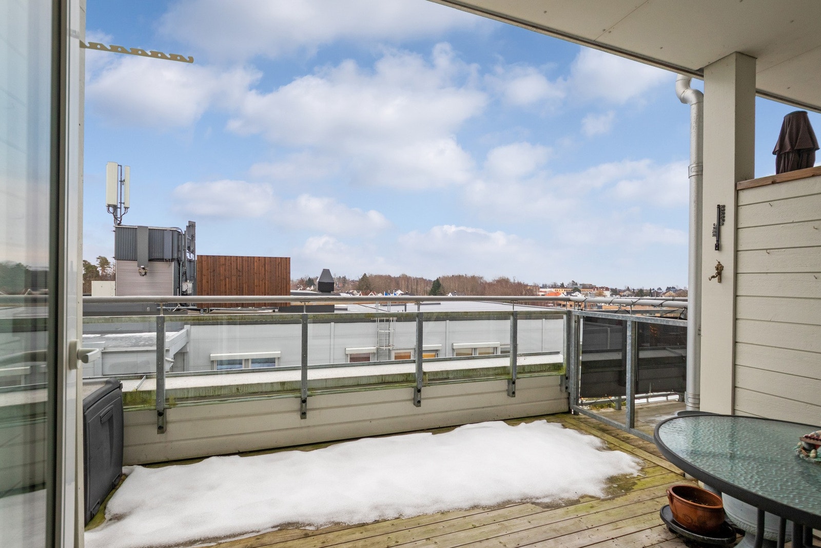 Leiligheten har egen balkong oppført i trekonstruksjon med rekkverk i tre og glass. Galleribilde
