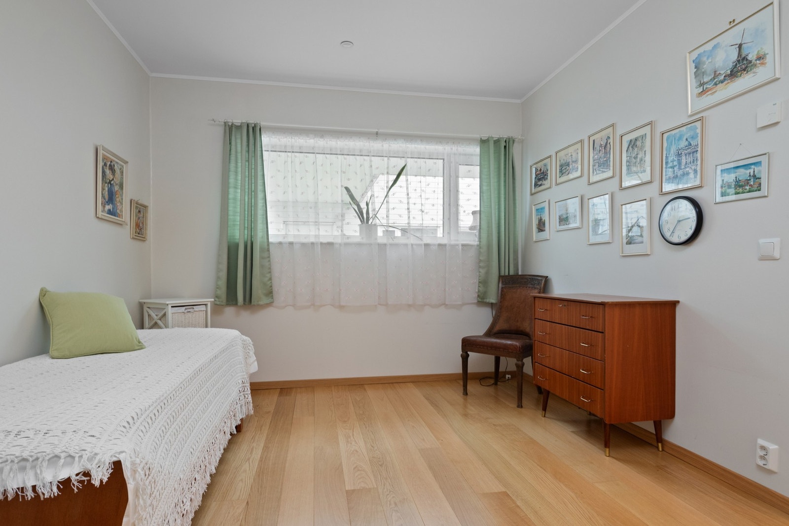 Leiligheten har to soverom, begge med parkettgulv samt malte vegger og himlinger. Galleribilde