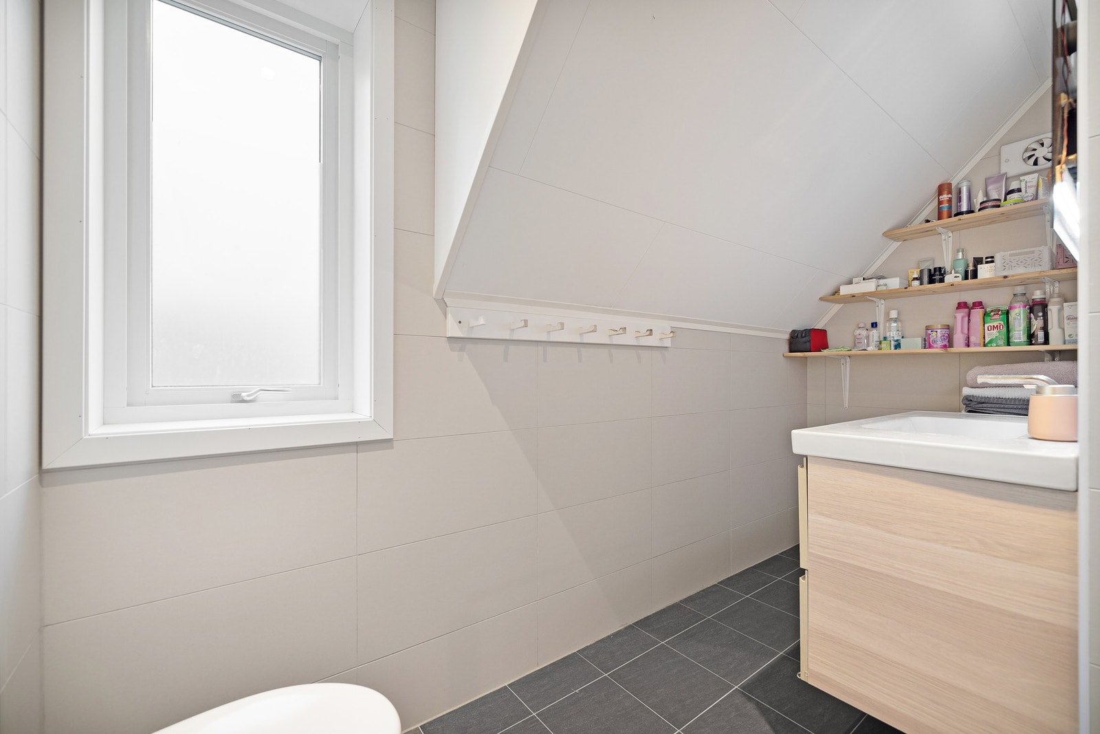 Badet måles til 6 kvm. og er helfliset med underliggende varmekabler, og spotlights i himling. Galleribilde