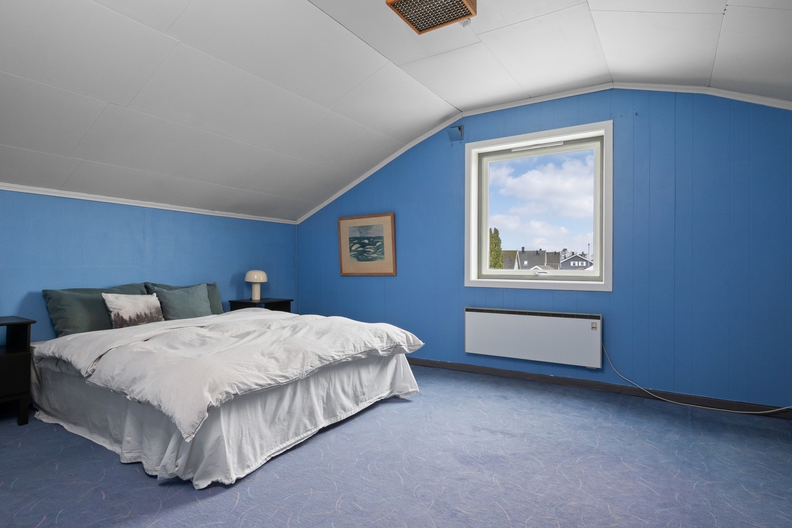 Loftsetasje er innredet, men ikke byggemeldt. Oppholdsrommene her er ikke godkjent for varig opphold. Galleribilde