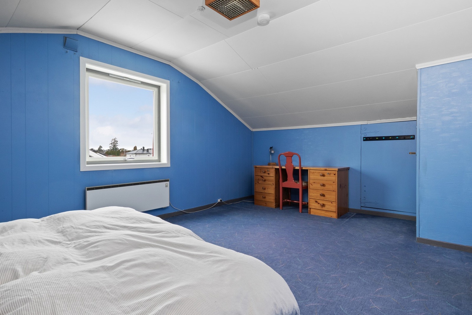 Loftsetasje er innredet, men ikke byggemeldt. Oppholdsrommene her er ikke godkjent for varig opphold. Galleribilde