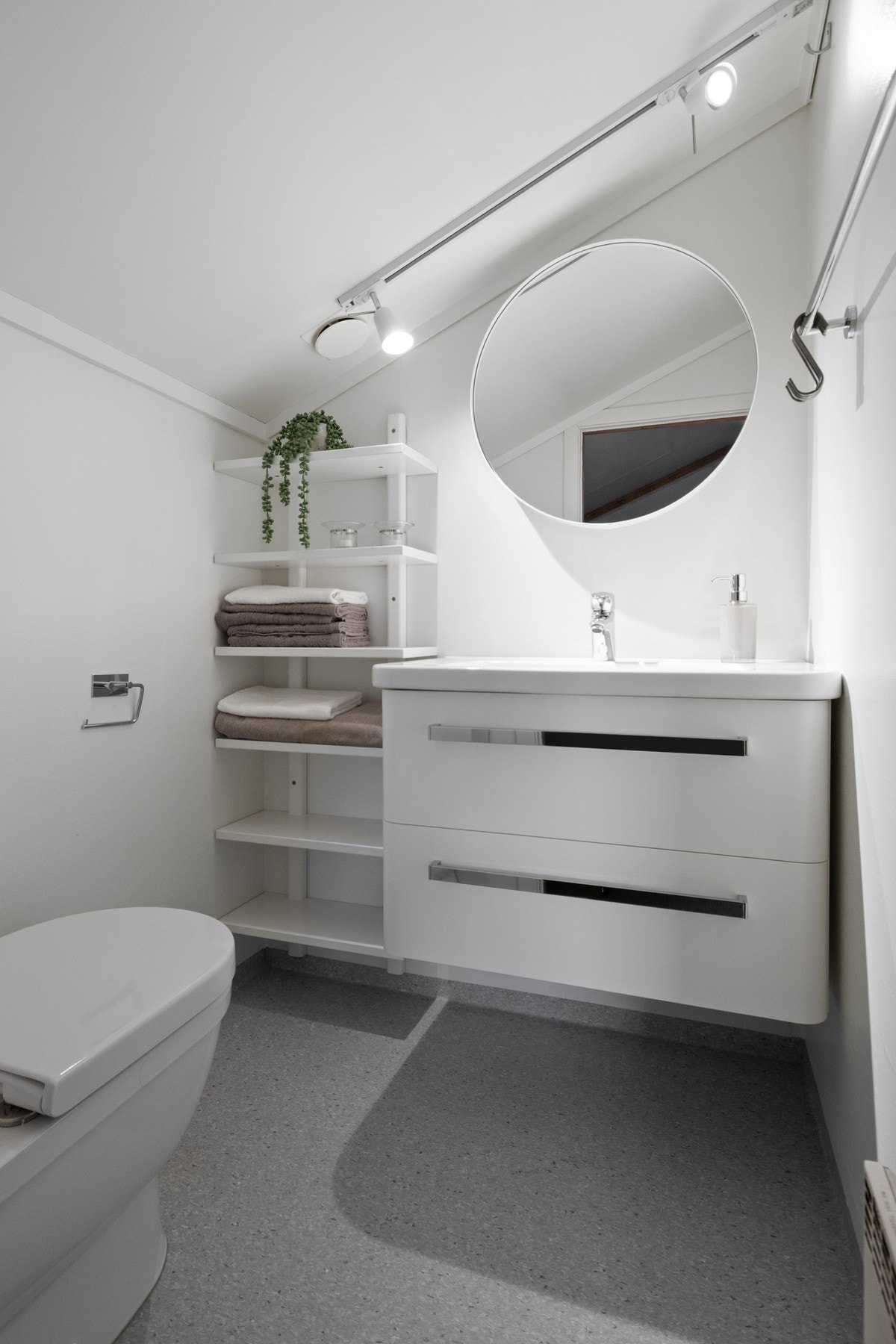 Toalettrommet er fra 2015 og har belegg på gulv samt malte vegger og tak. Galleribilde