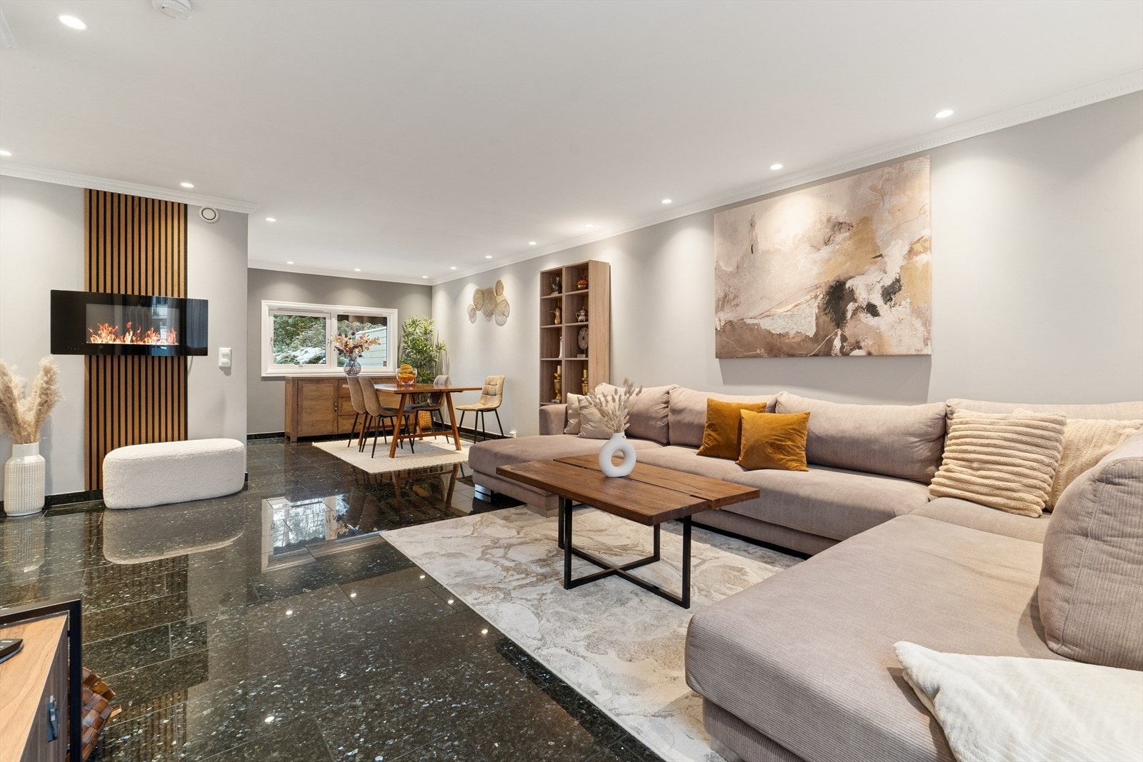 I første etasje åpner boligen seg opp med en lys og sosial sone for stue og kjøkken. Galleribilde