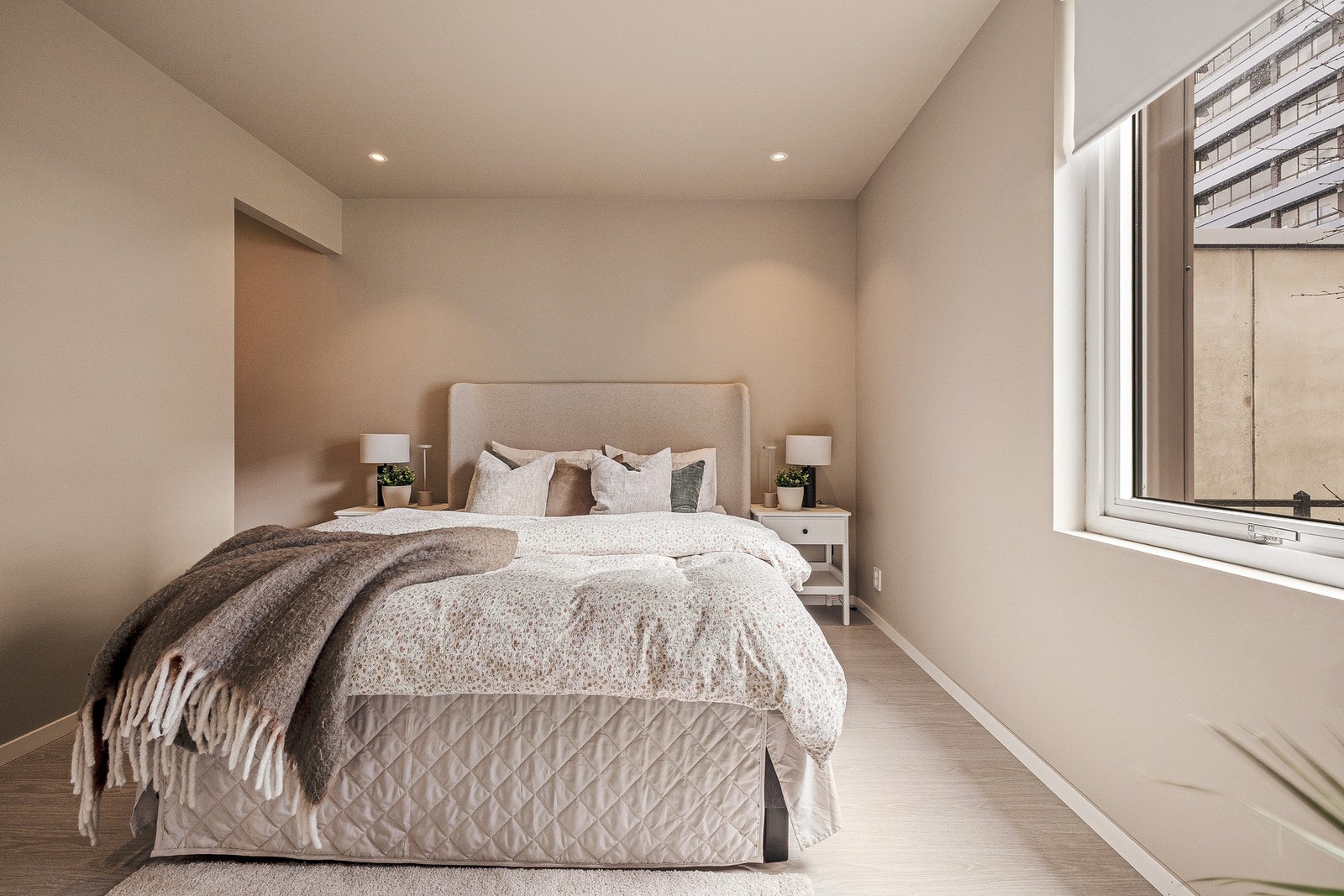 Rommet er malt i et lunt fargevalg som sørger for en behagelig atmosfære Galleribilde