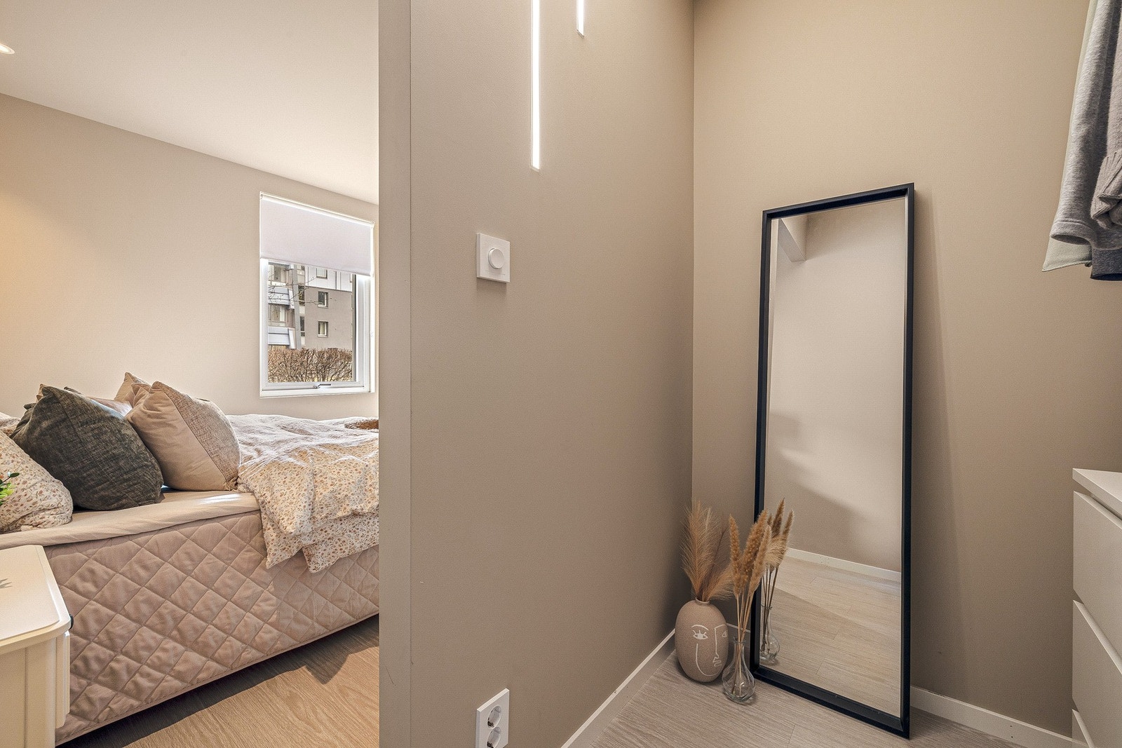 Praktisk walk-in løsning fra hovedsoverommet.
Mrk. "kott" på godkjente byggetegninger. Galleribilde