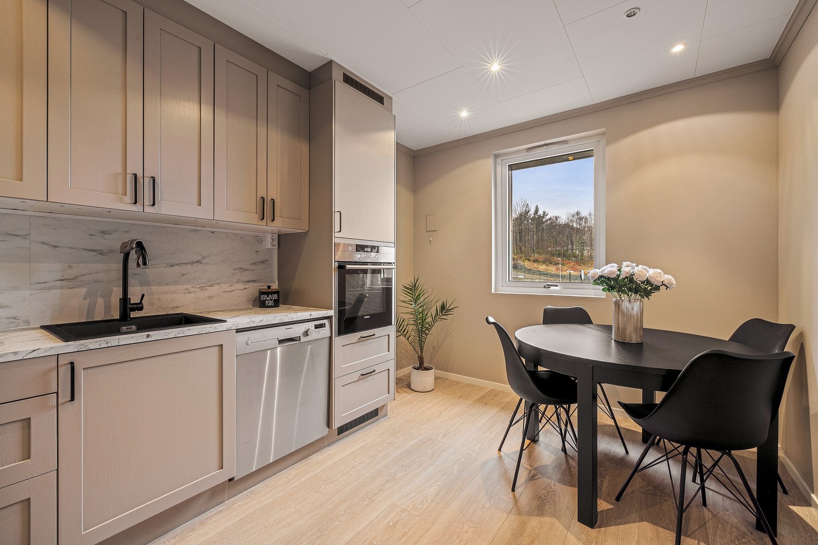 Av integrerte hvitevarer finner du stekeovn, platetopp, kjøleskap og fryseskap. Galleribilde