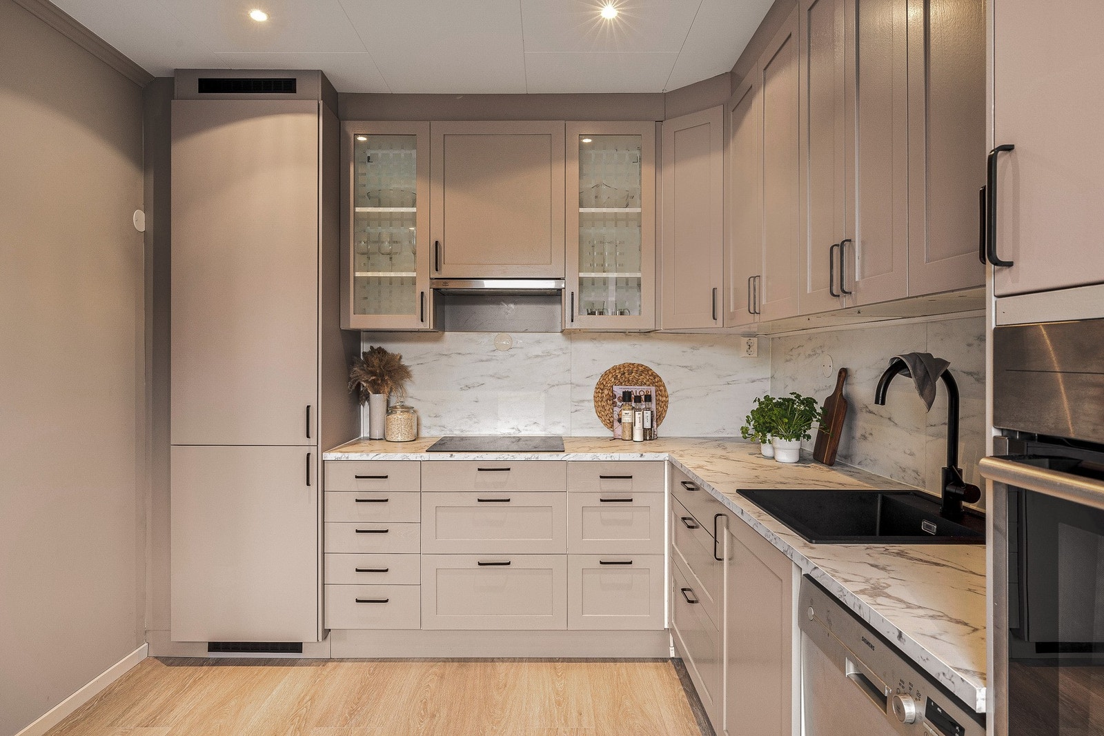 Kjøkkenet framstår lekkert og er innredet med profilerte fronter og laminert benkeplate. Galleribilde