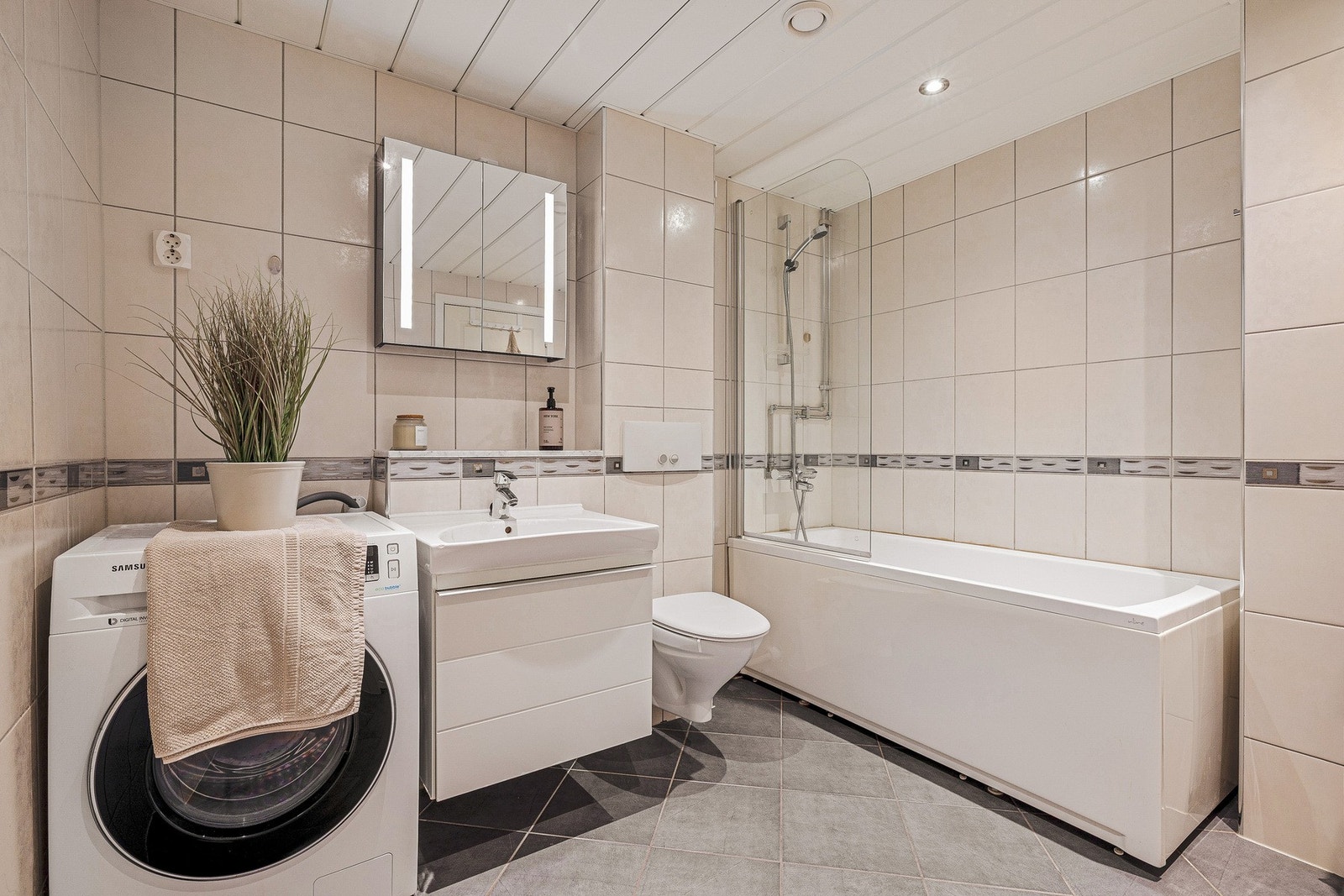 Badet er tidløst, og har keramiske fliser på gulv og vegger. Galleribilde