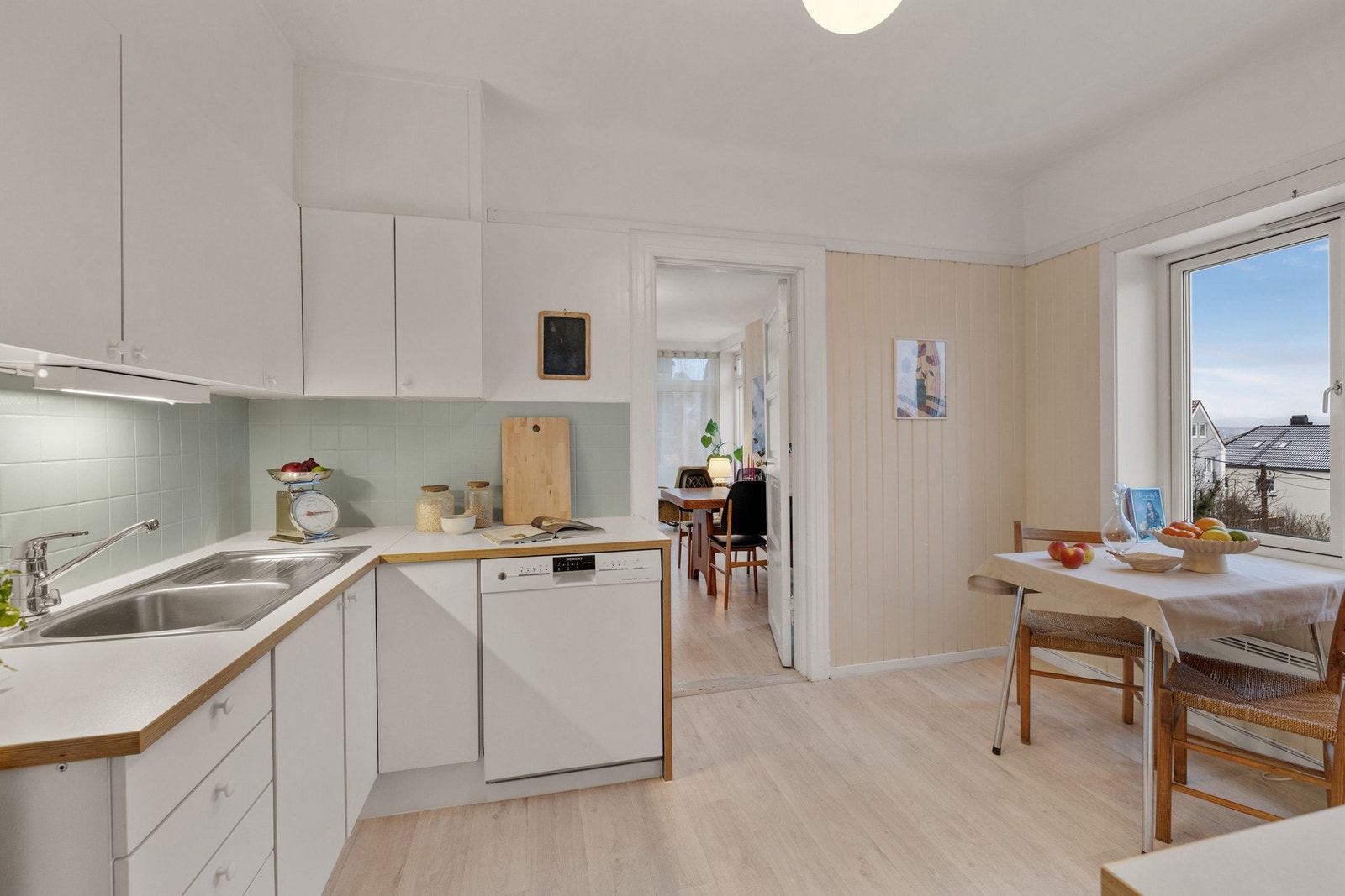 På kjøkkenet har en god arbeidsplass. Oppvaskmaskin samt ventilator over komfyr. Galleribilde