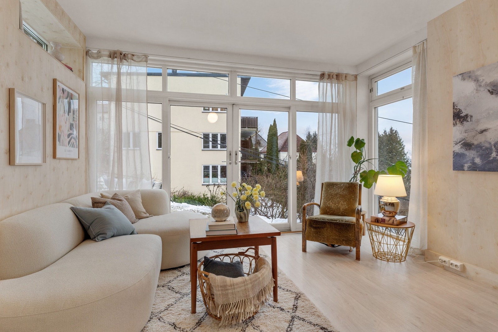 Fra stuen har en fin utsikt samt stor skyvedør ut til hage delen. Galleribilde