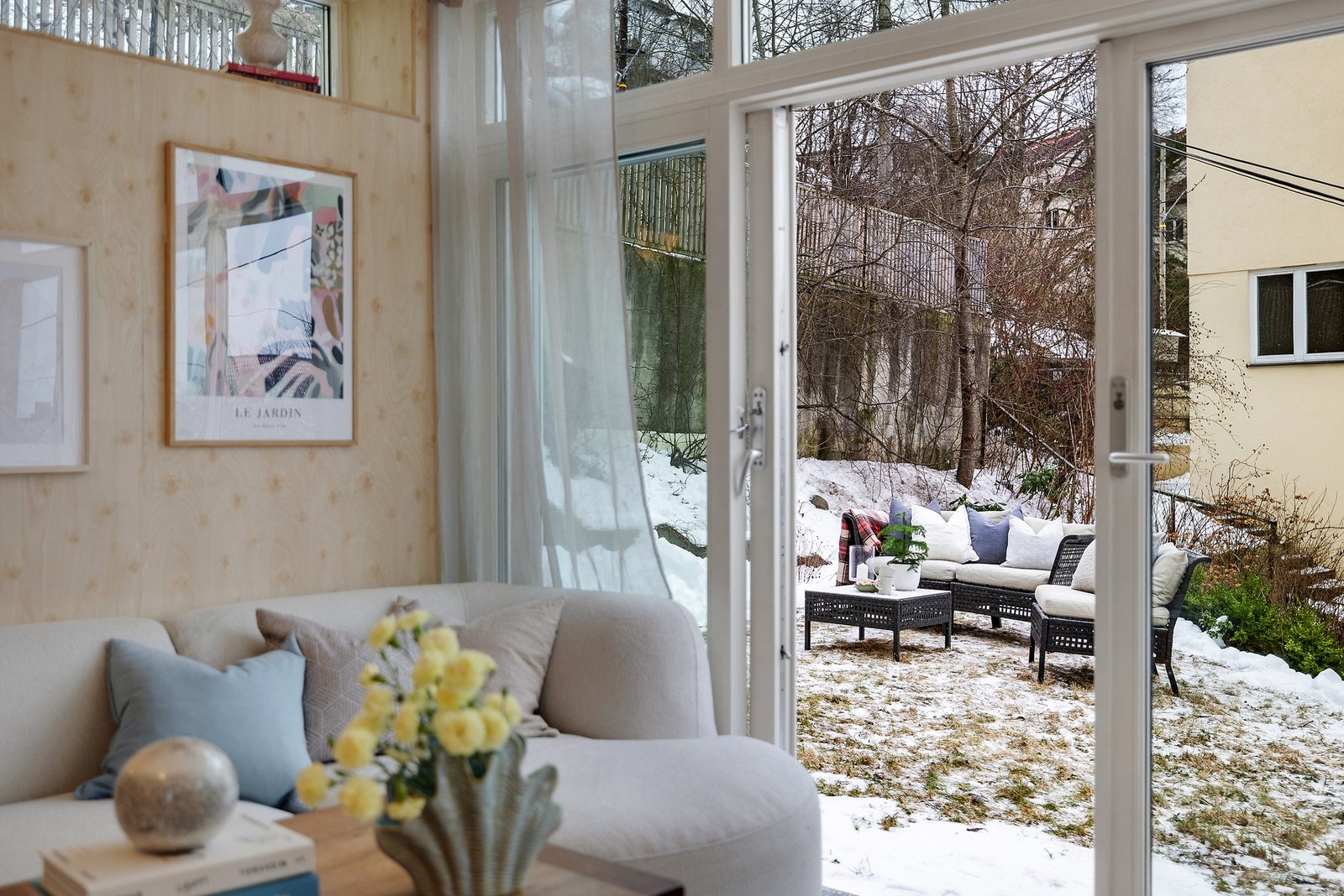 Leiligheten har egen hyggelig uteplass. Solrikt og trivelig på sommeren. Galleribilde