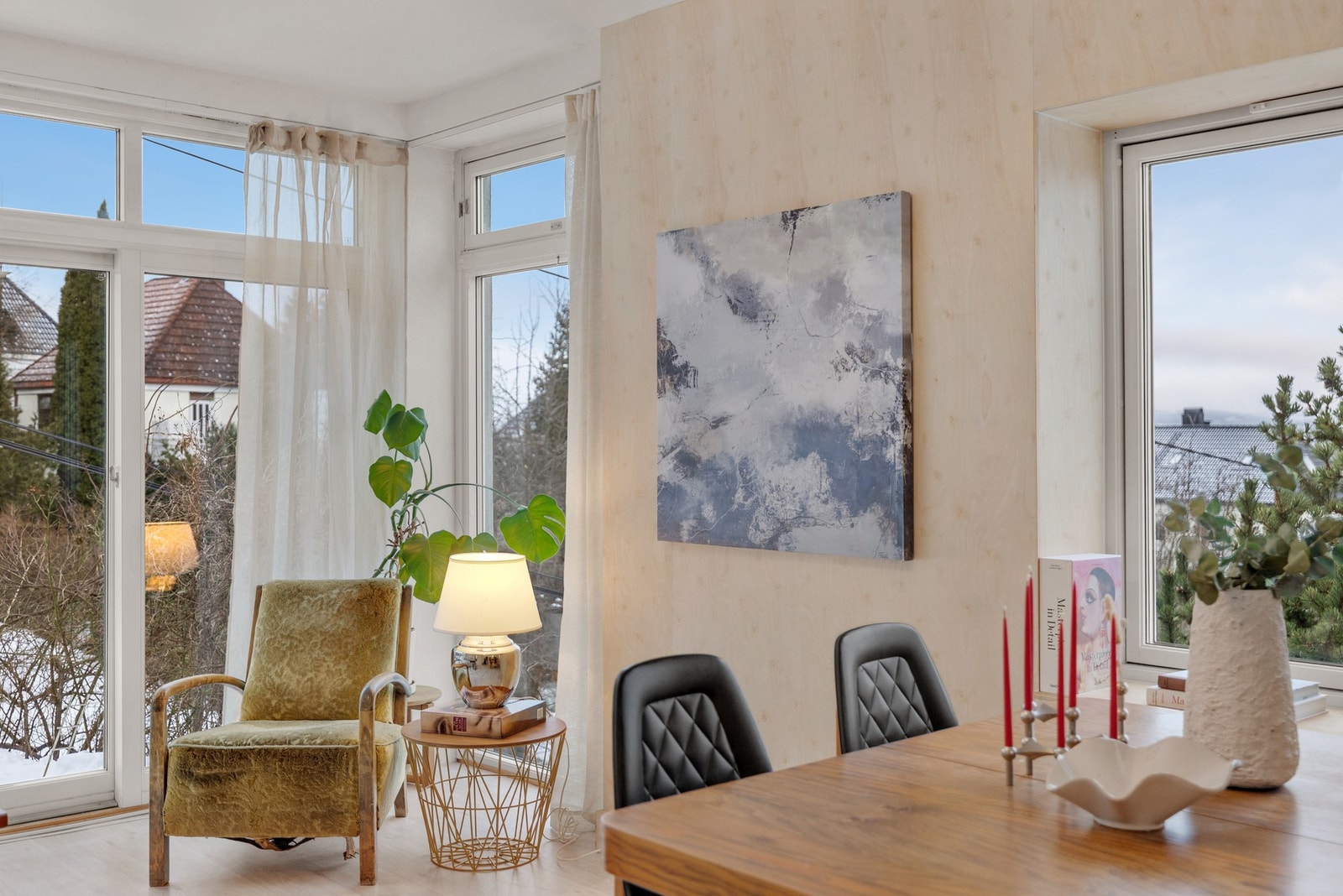 God plass til både spisebord og sofagruppe i stuen. Galleribilde