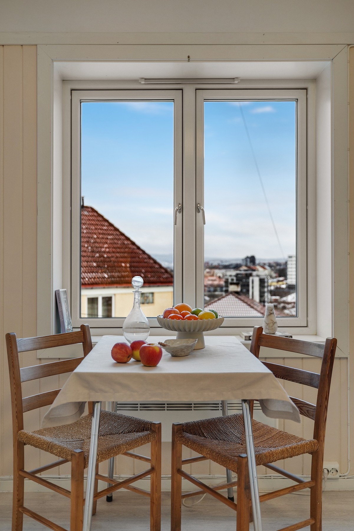 Hyggelig forkostplass på kjøkkenet med fin utsikt. Galleribilde